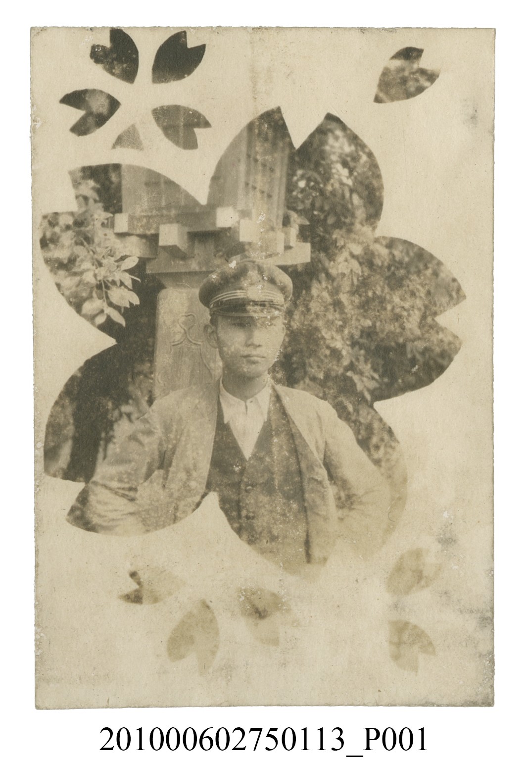 男子於石燈籠前獨照 (共2張)