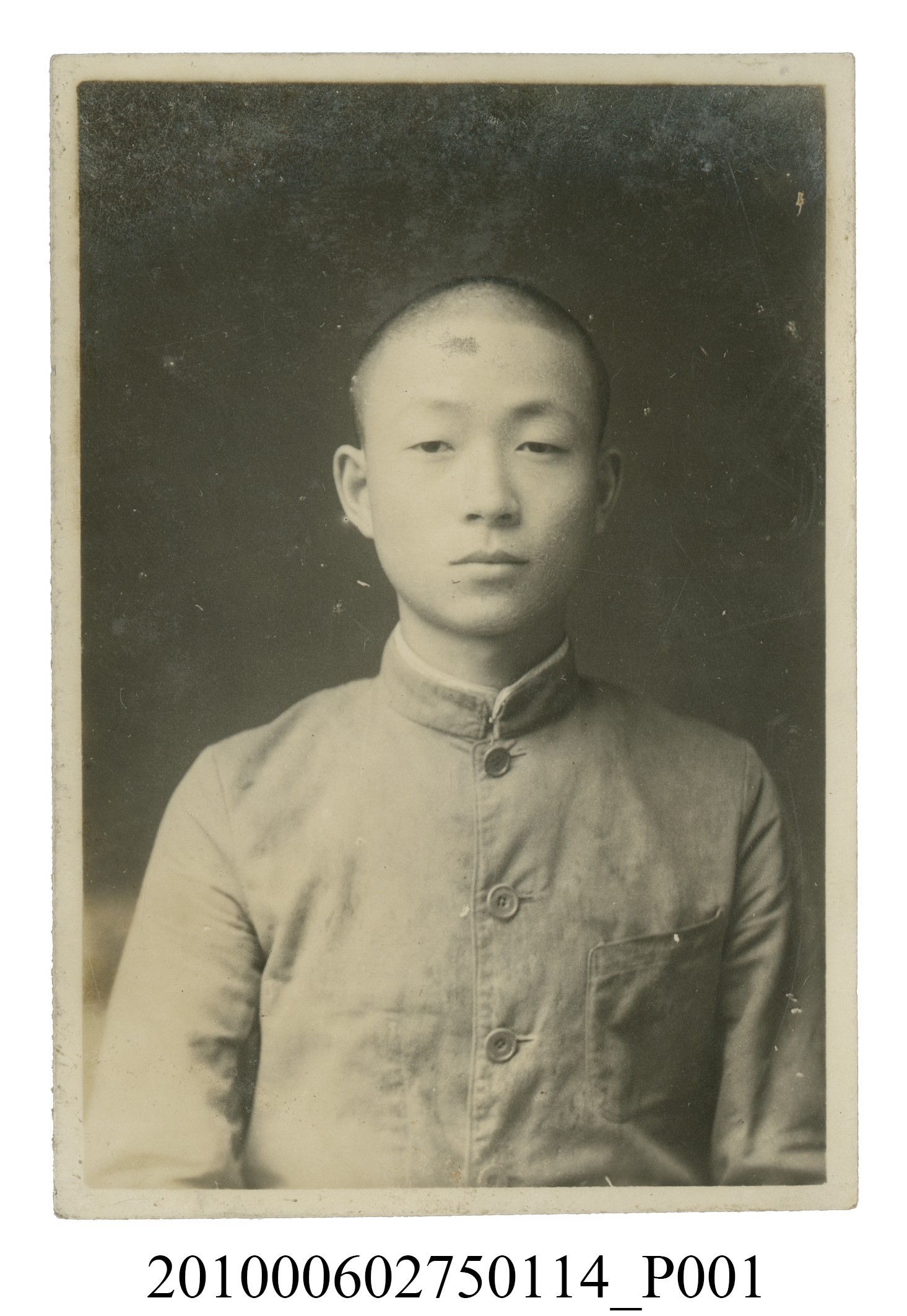 男學生理平頭穿著制服之半身正面照 (共2張)