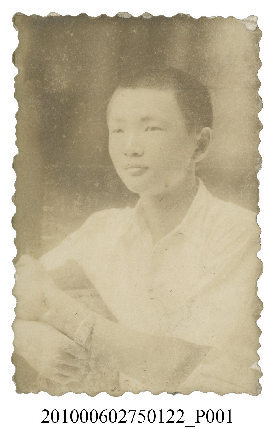 男子側坐拍攝之半身側面照 (共2張)