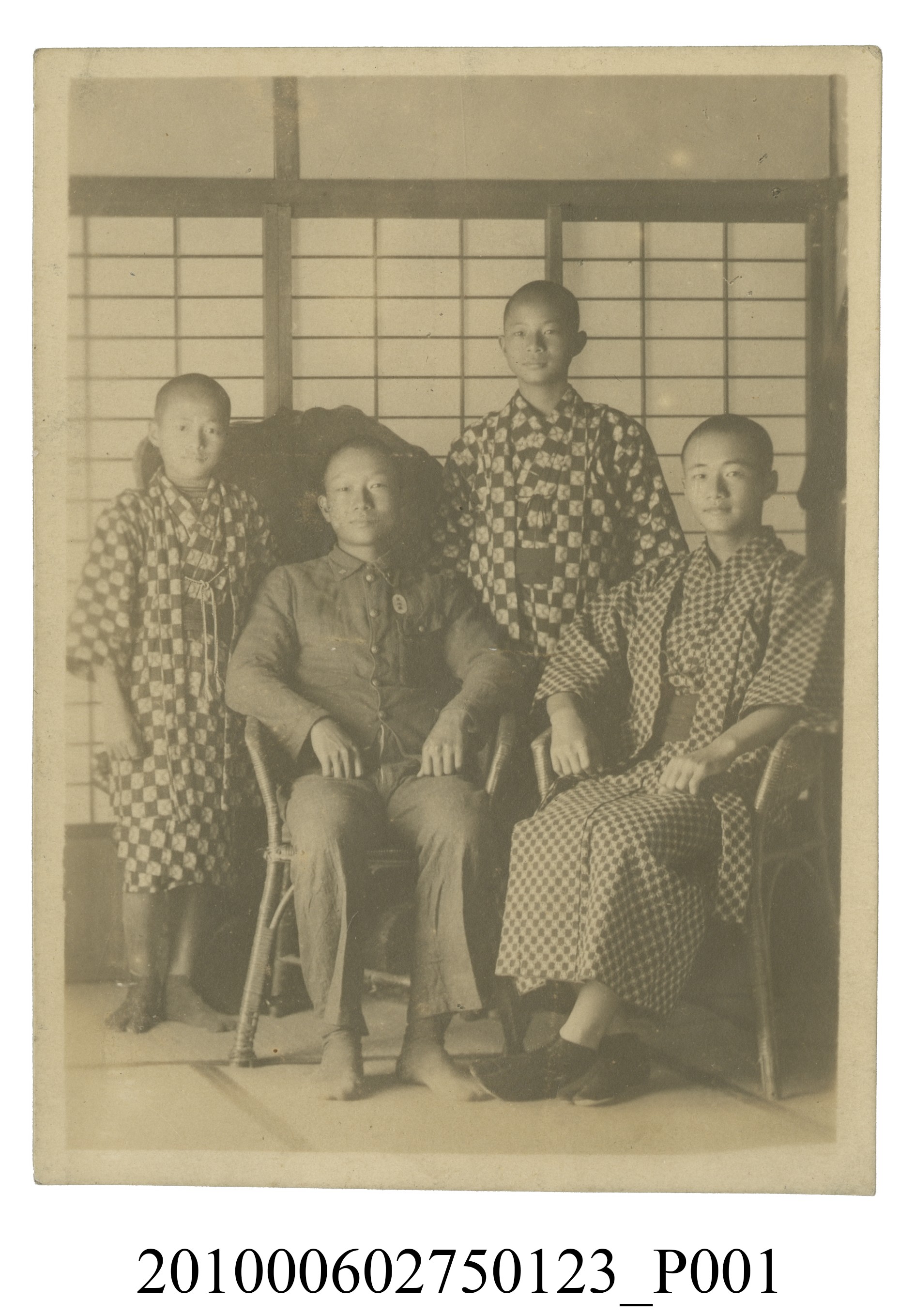 四位男子之合照 (共2張)
