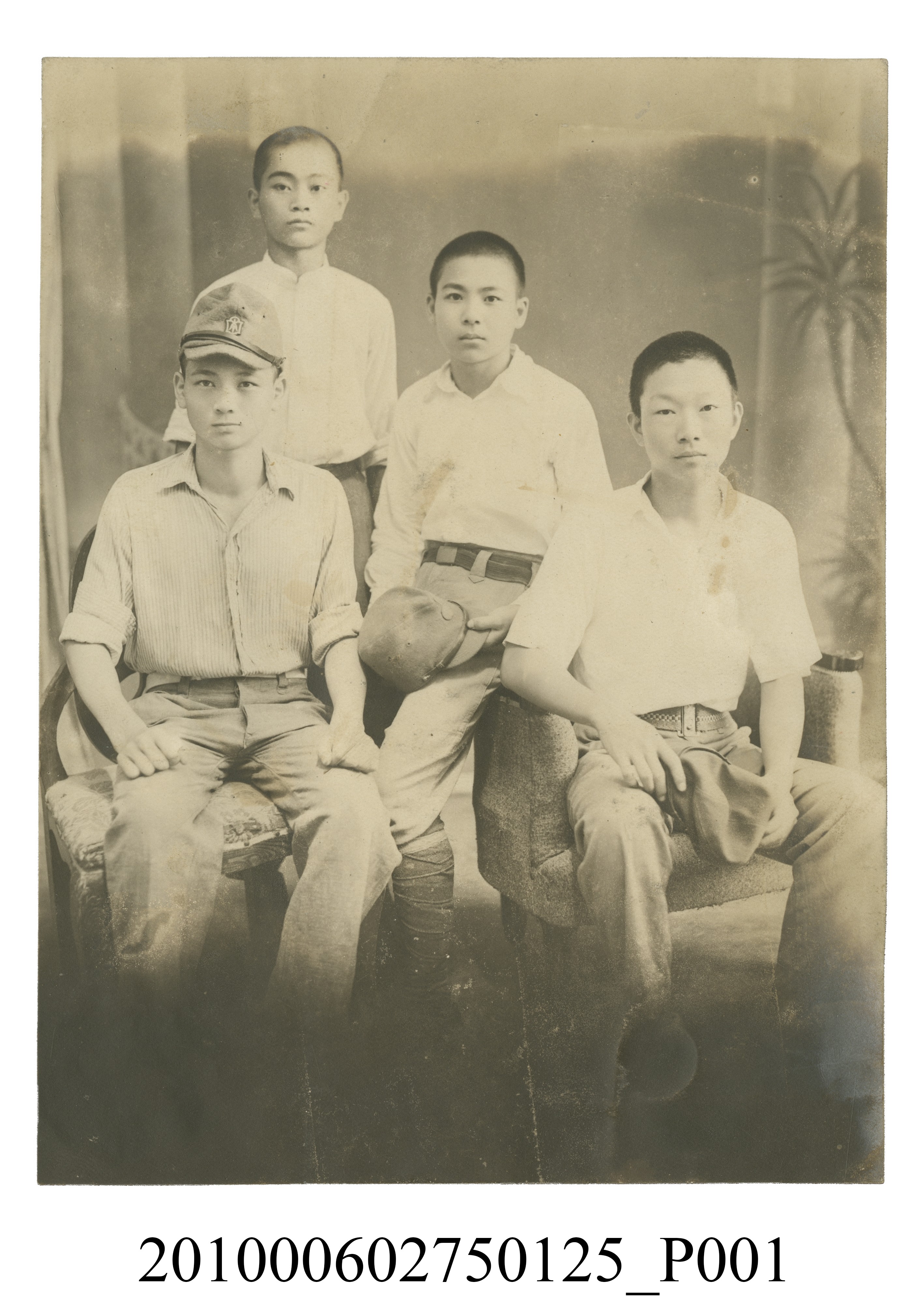 四位男子之合照 (共2張)