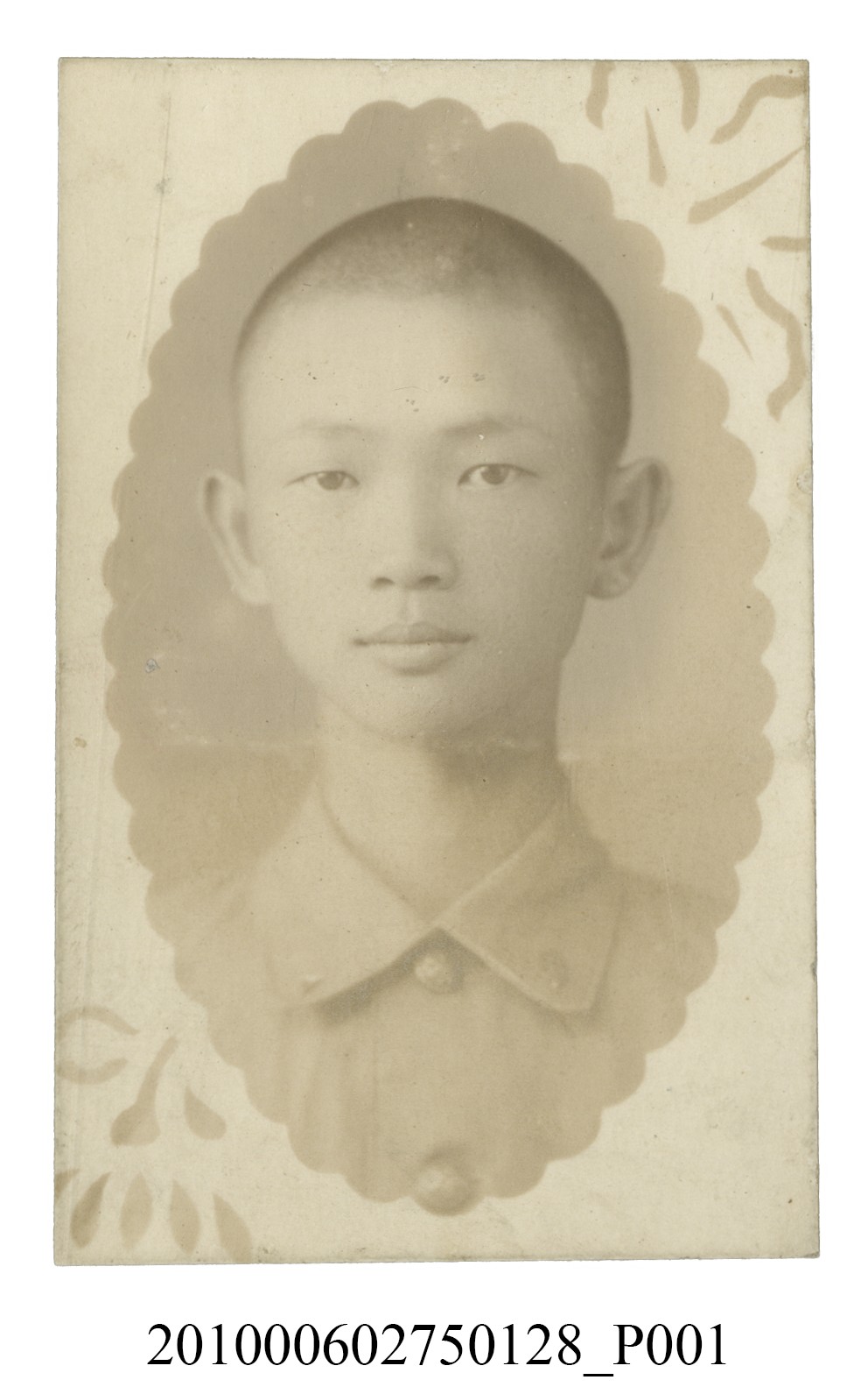 男學生理平頭穿著制服之半身正面照 (共2張)
