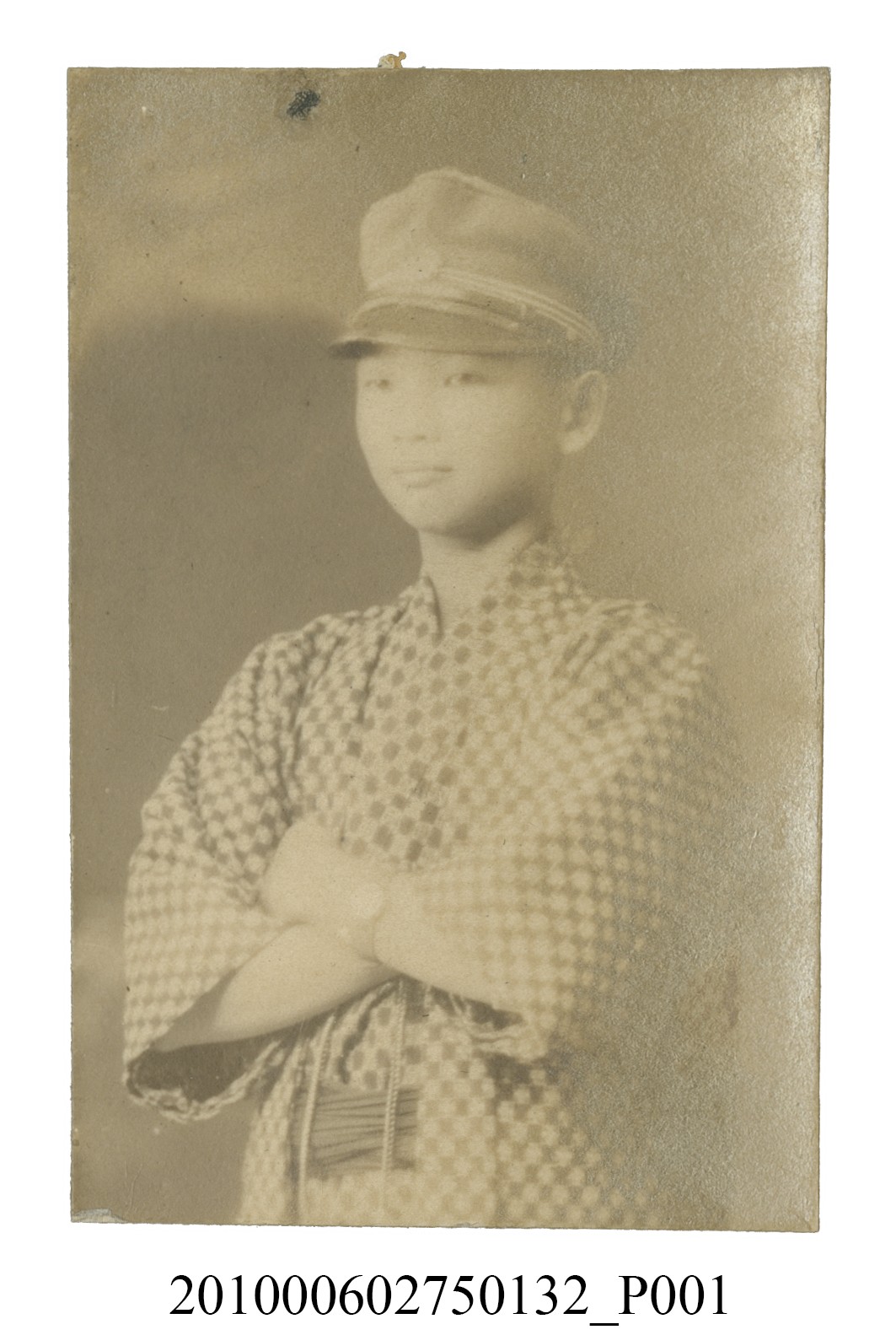 身穿和服之男子獨照 (共2張)