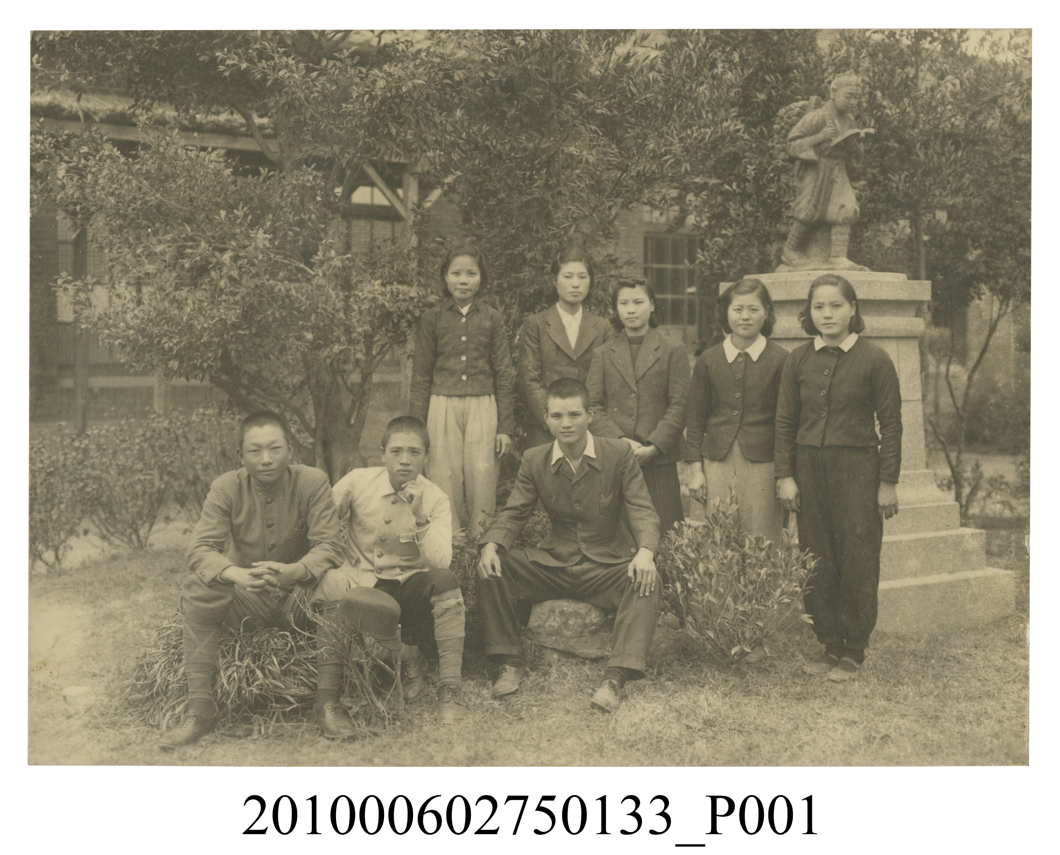 八人與二宮尊德雕像之合照 (共2張)