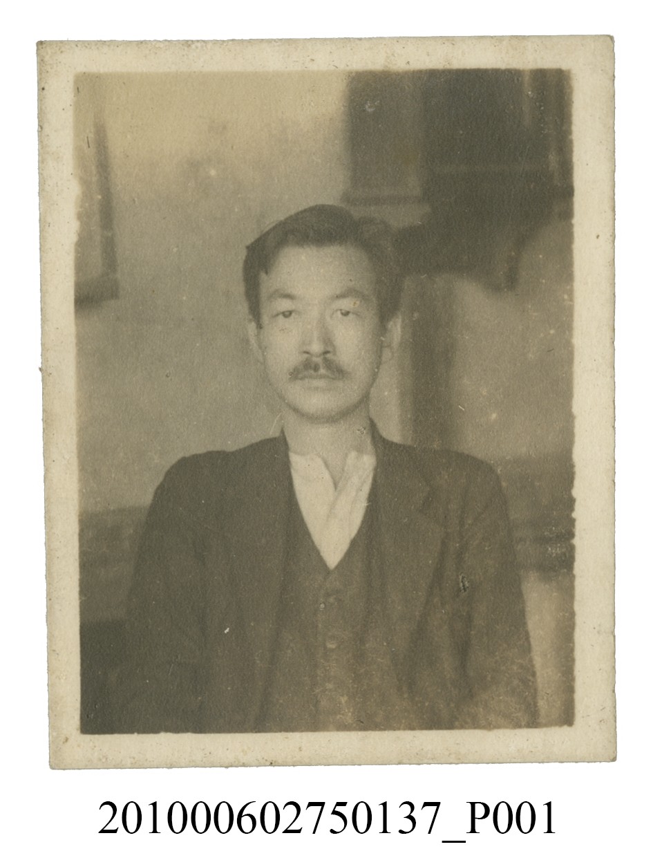 男子獨照 (共2張)