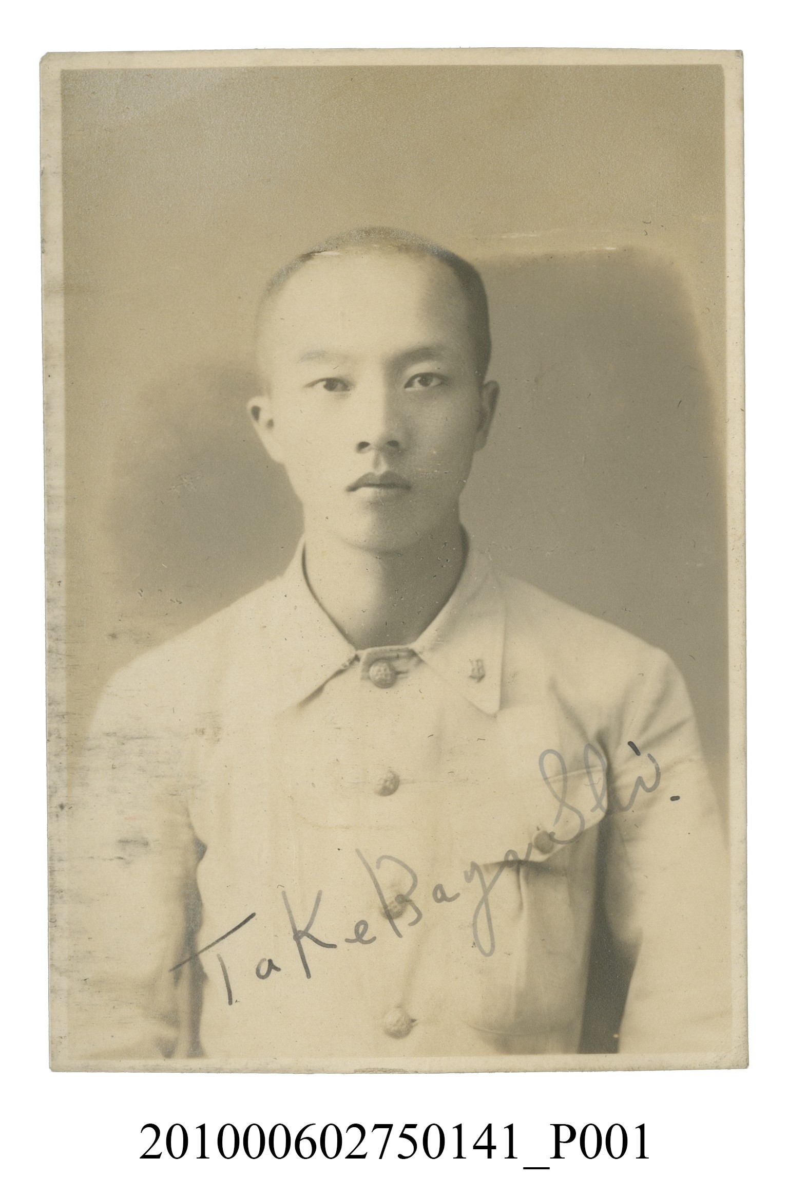 男學生理平頭穿著制服之半身正面照 (共2張)
