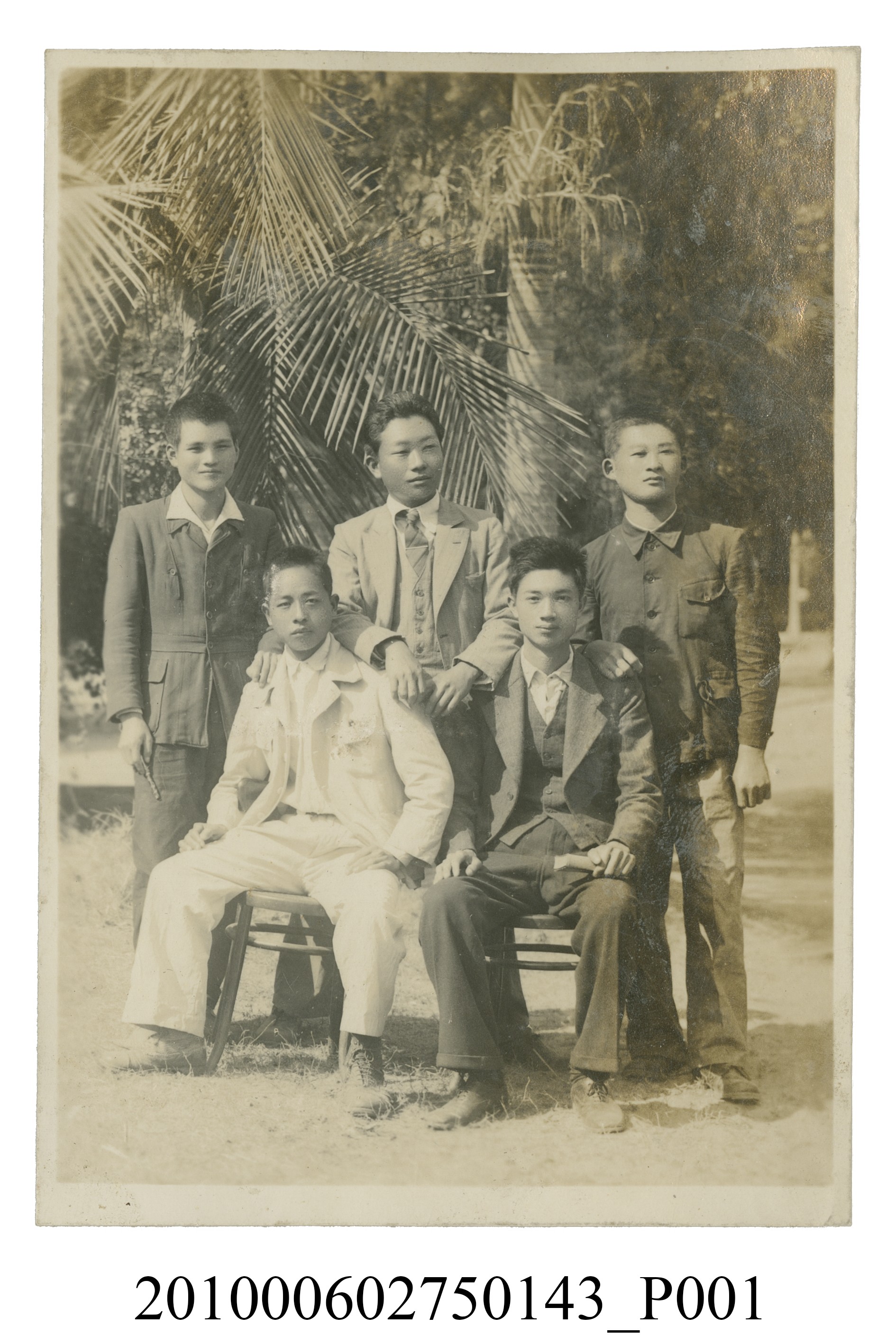 五位男子之合照 (共2張)