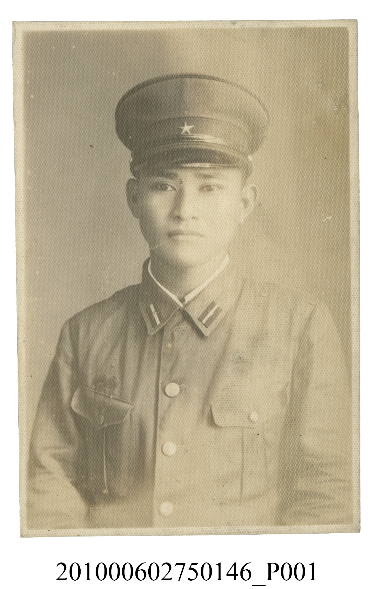 男子身穿陸軍軍服之半身正面照 (共2張)