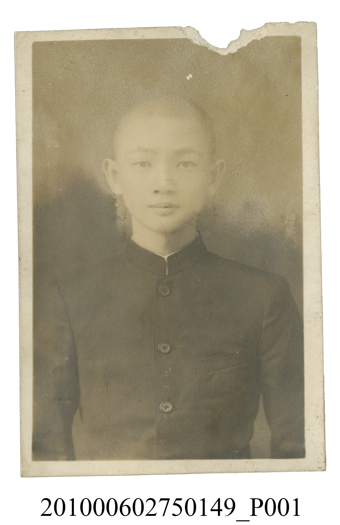 男學生理平頭穿著制服之半身正面照 (共2張)