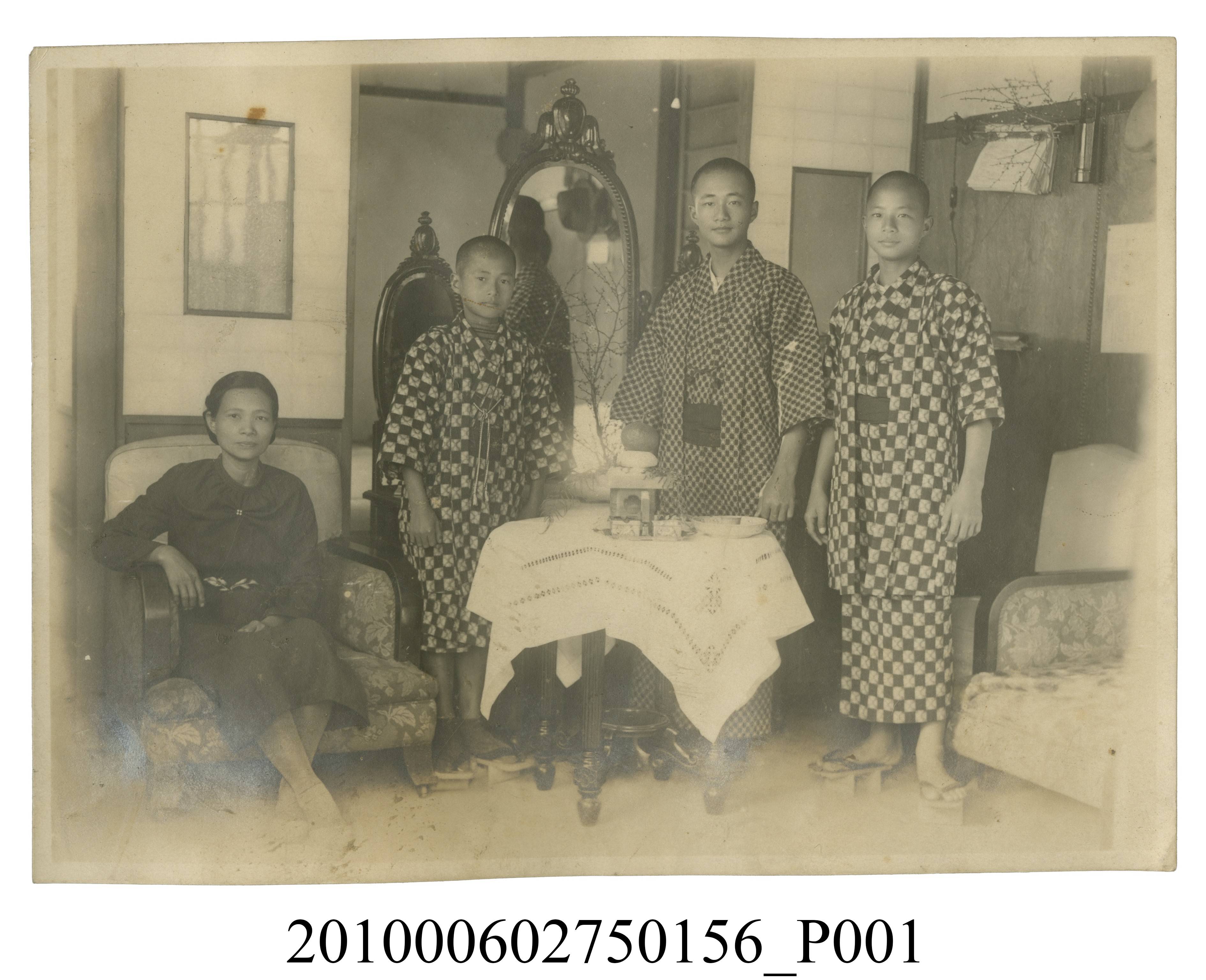 三位穿和服男子與一位婦人之合照 (共2張)