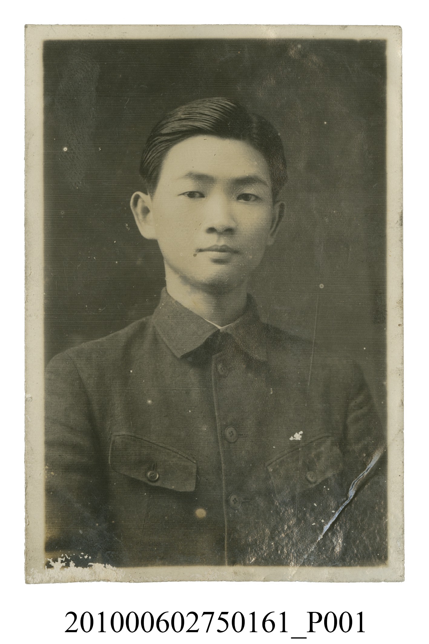 男子穿著制服之半身正面照 (共2張)