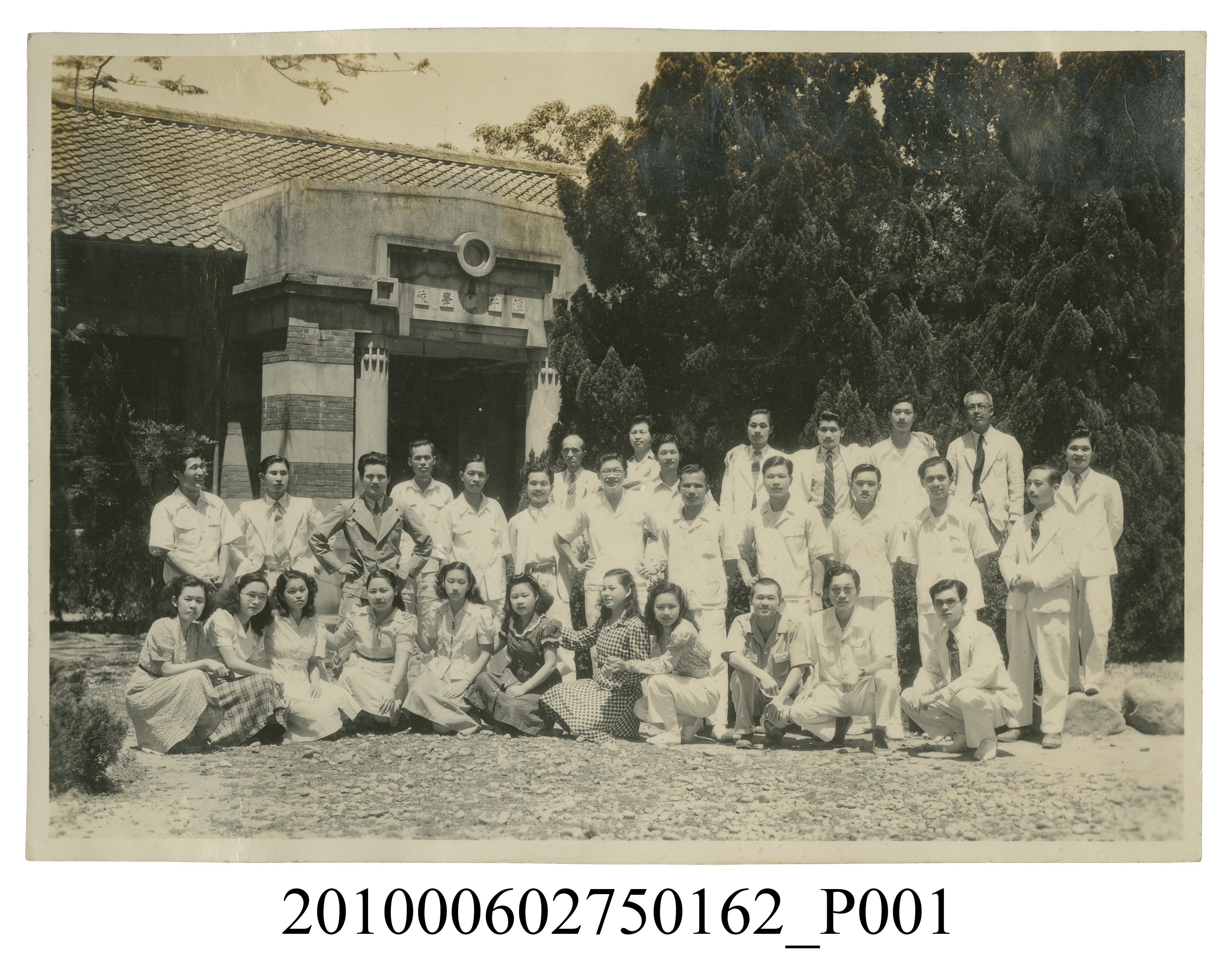 團體於潭子學校前合照 (共2張)