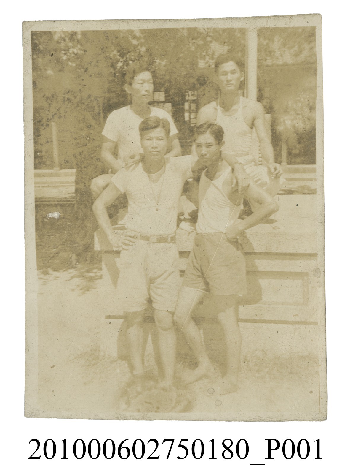 四位男子之合照 (共2張)