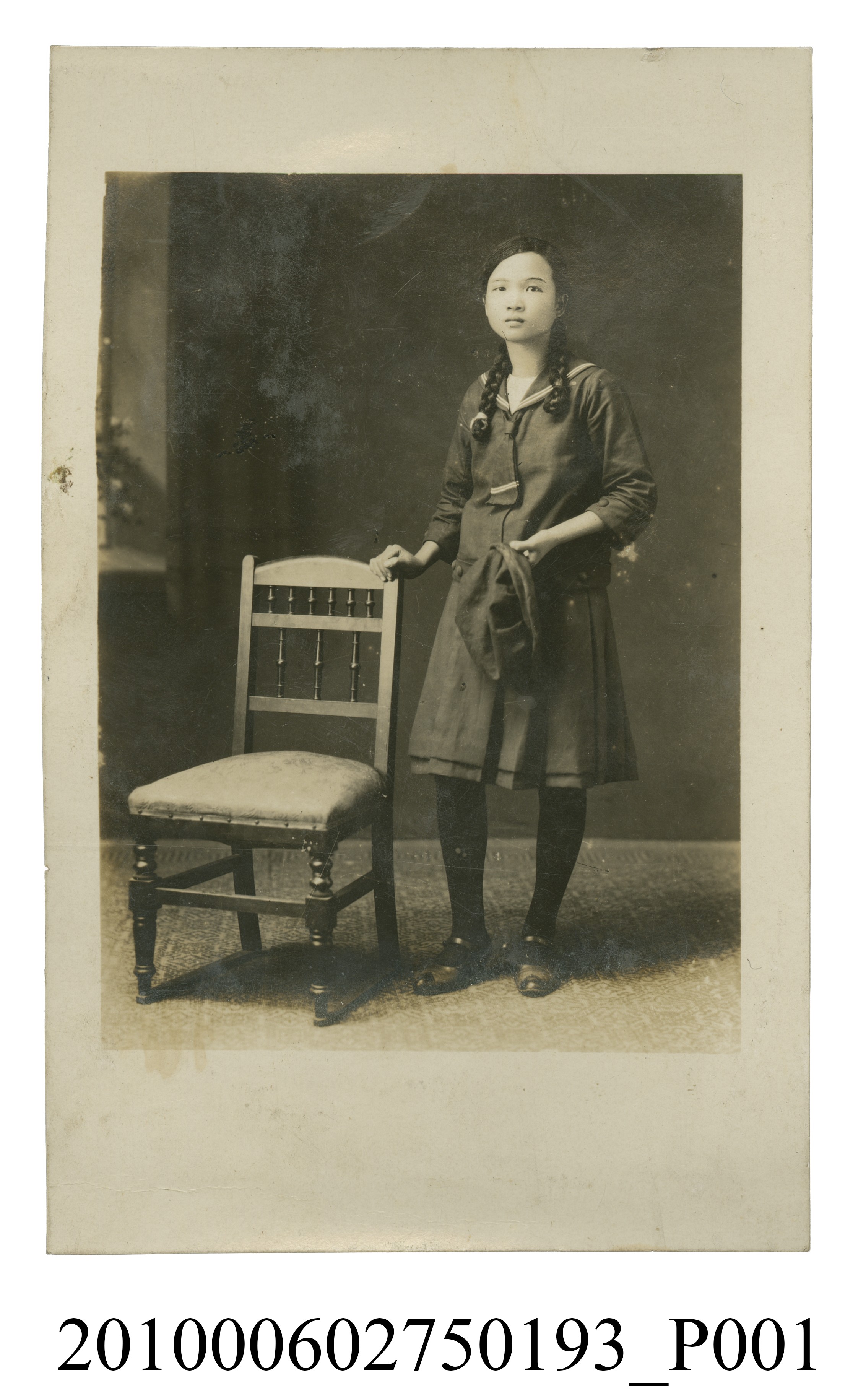穿著制服之女子獨照 (共2張)