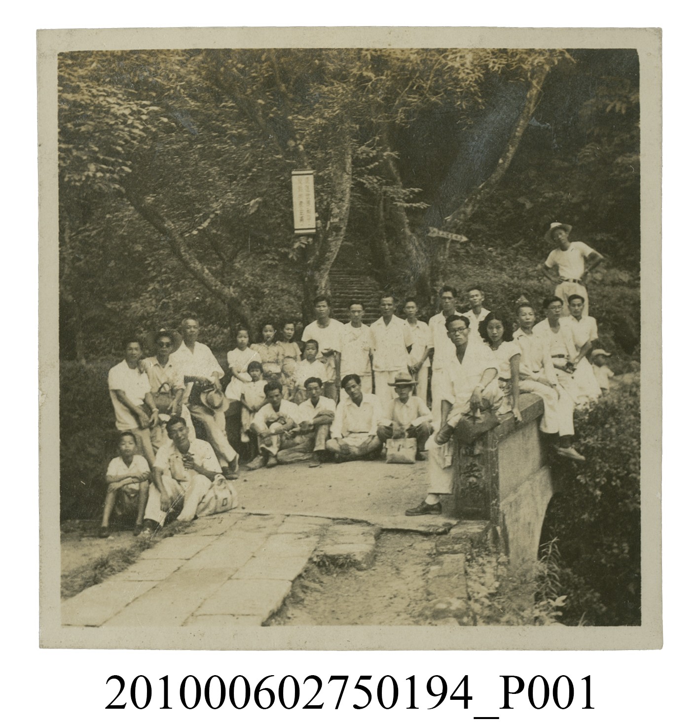 團體於道安橋上合照 (共2張)