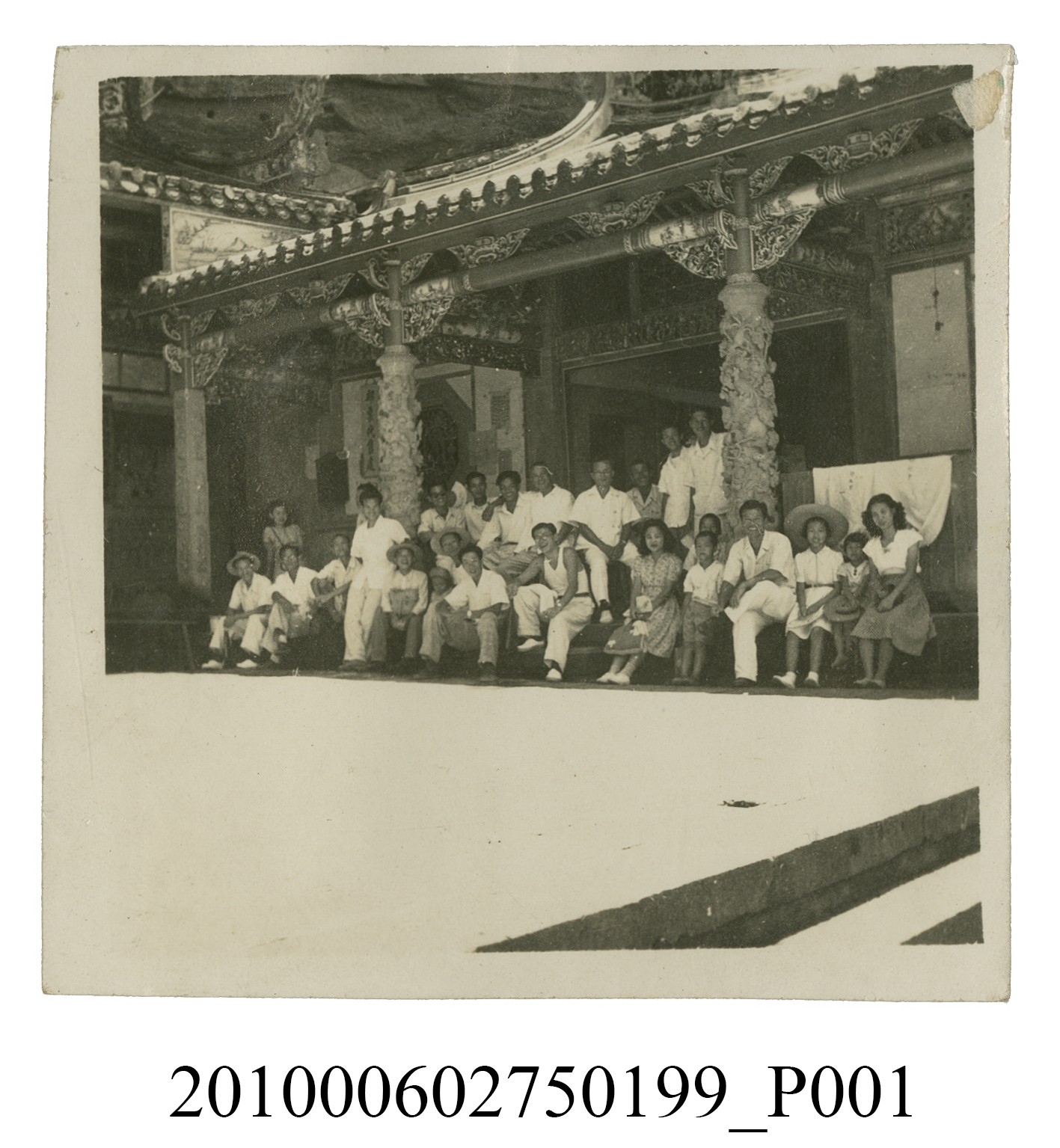 團體於寺廟屋簷下合照 (共2張)