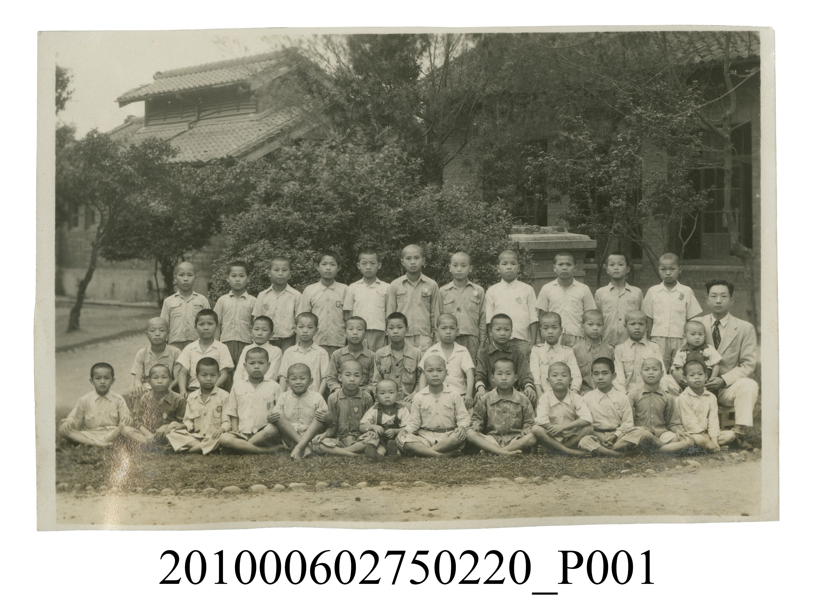 一群男童與一成年男子之合照 (共2張)