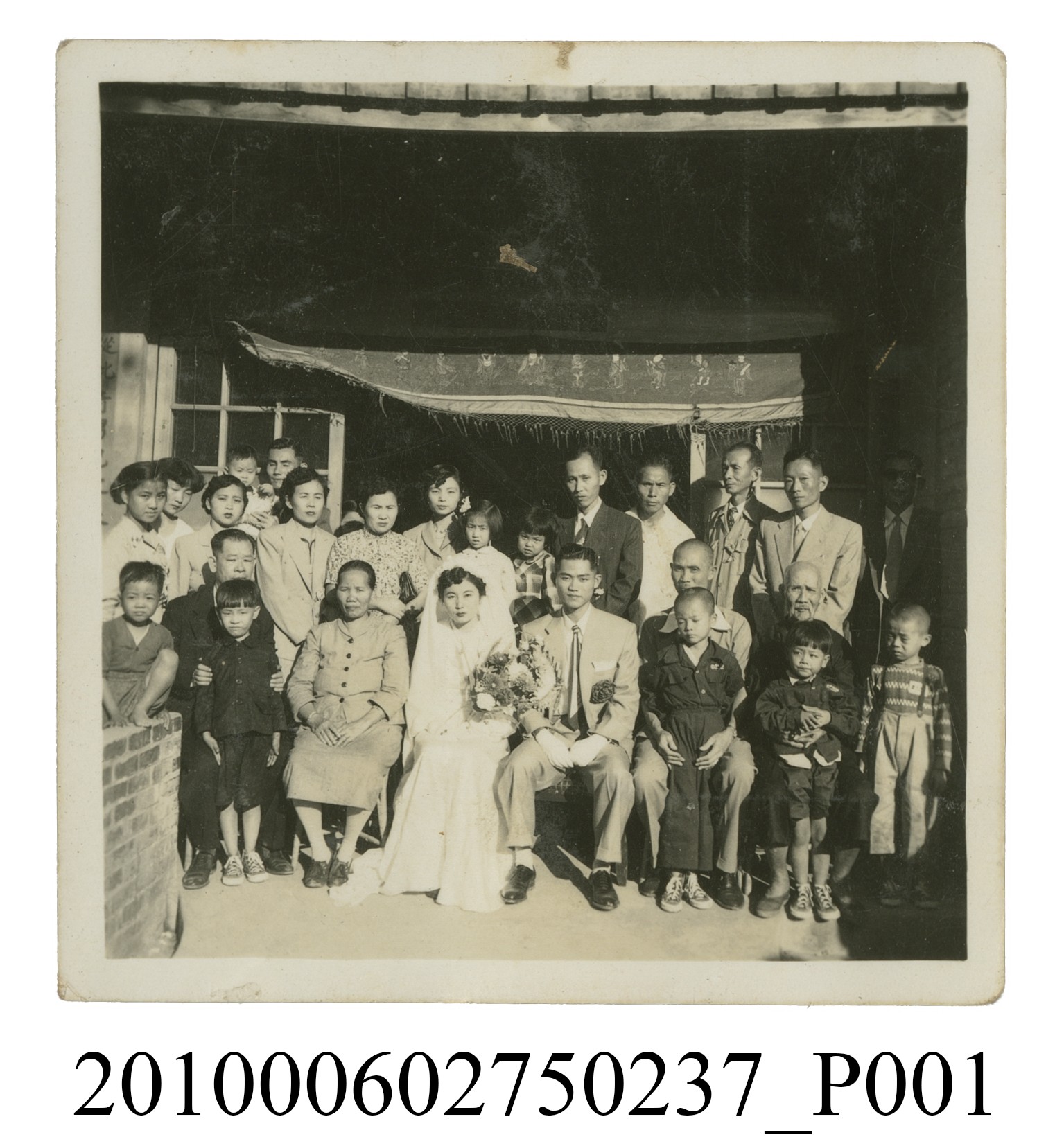家族於婚嫁喜慶時合照 (共2張)