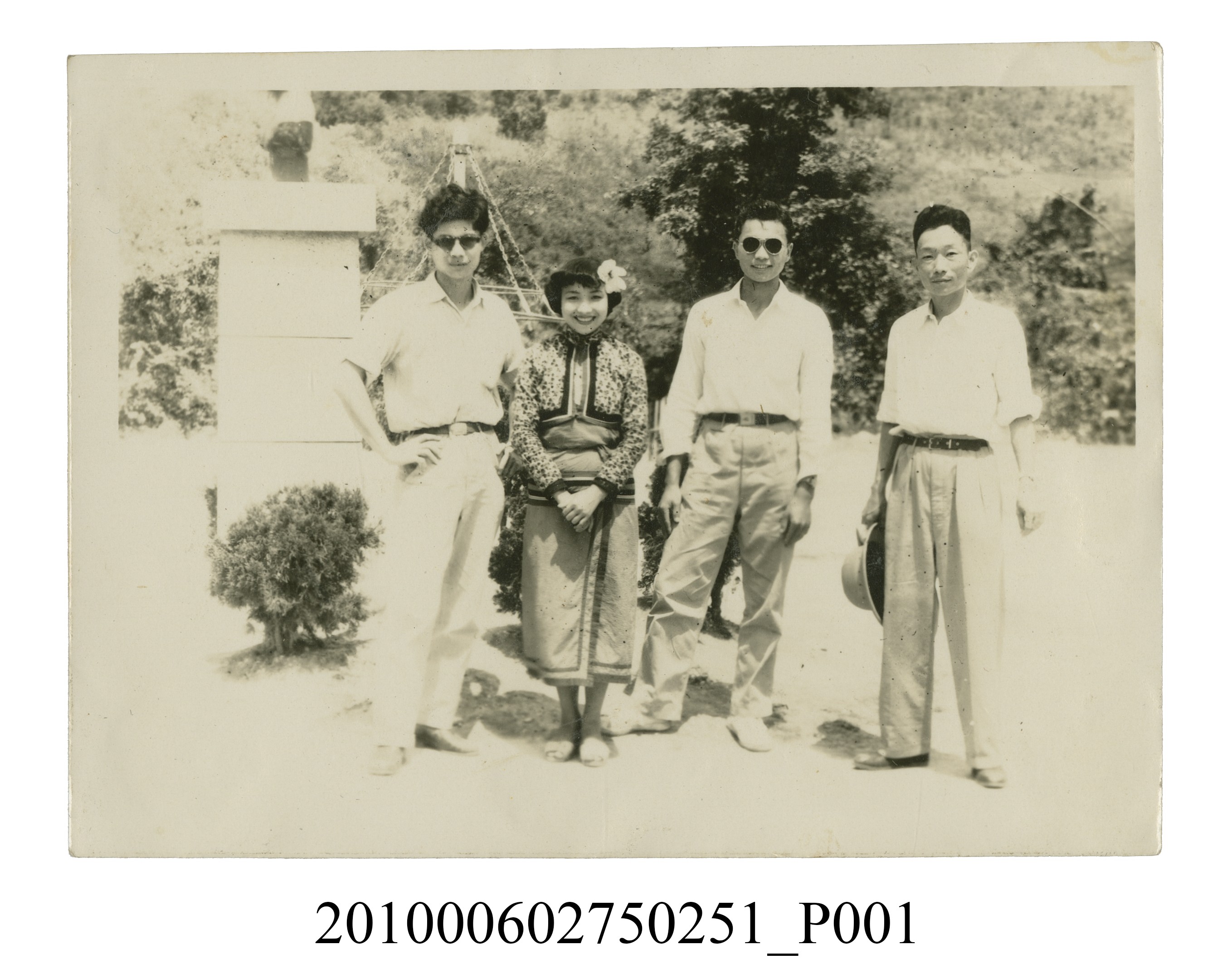 三位男子與一位女子之合照 (共2張)
