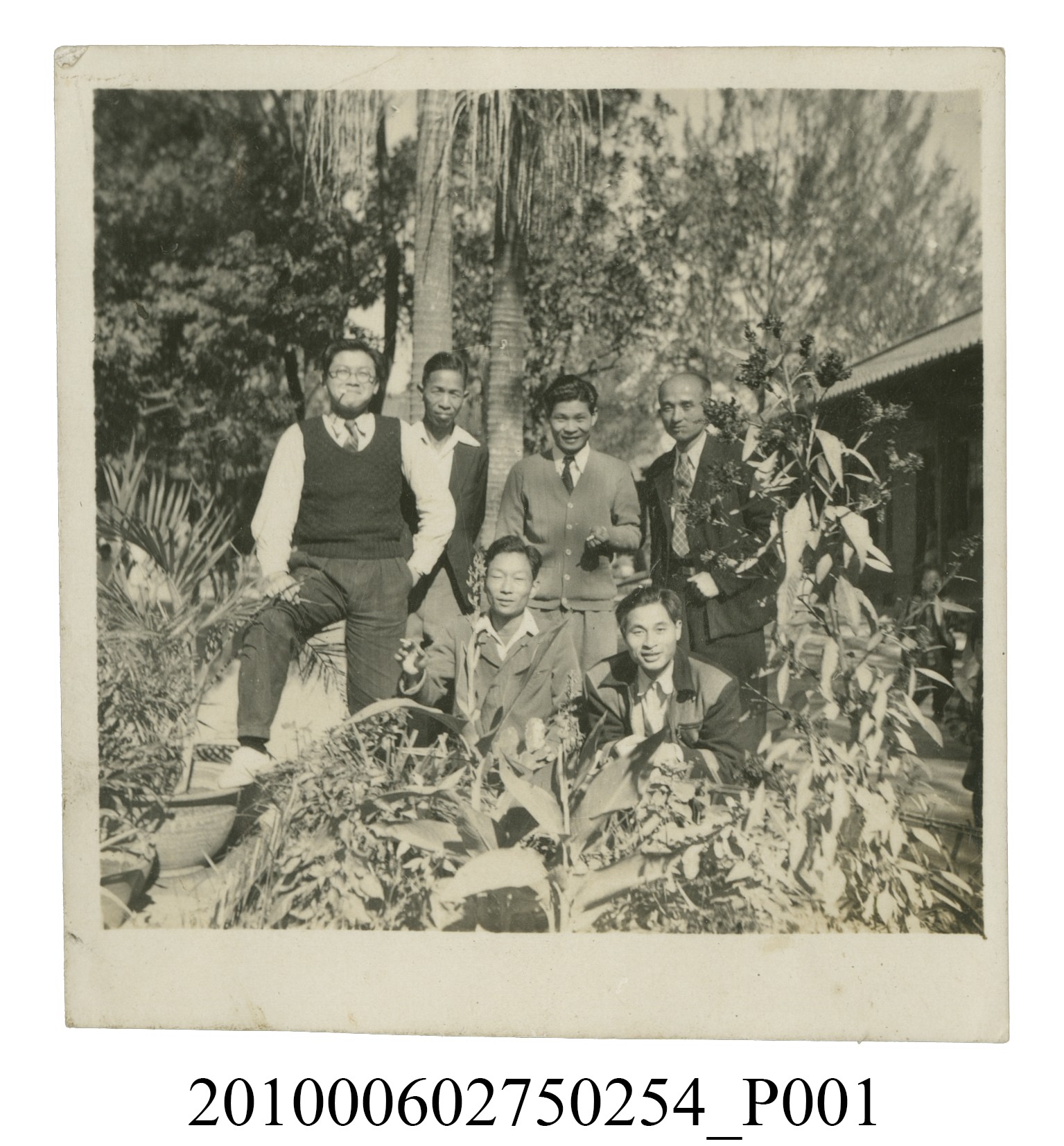 六位男子之合照 (共2張)
