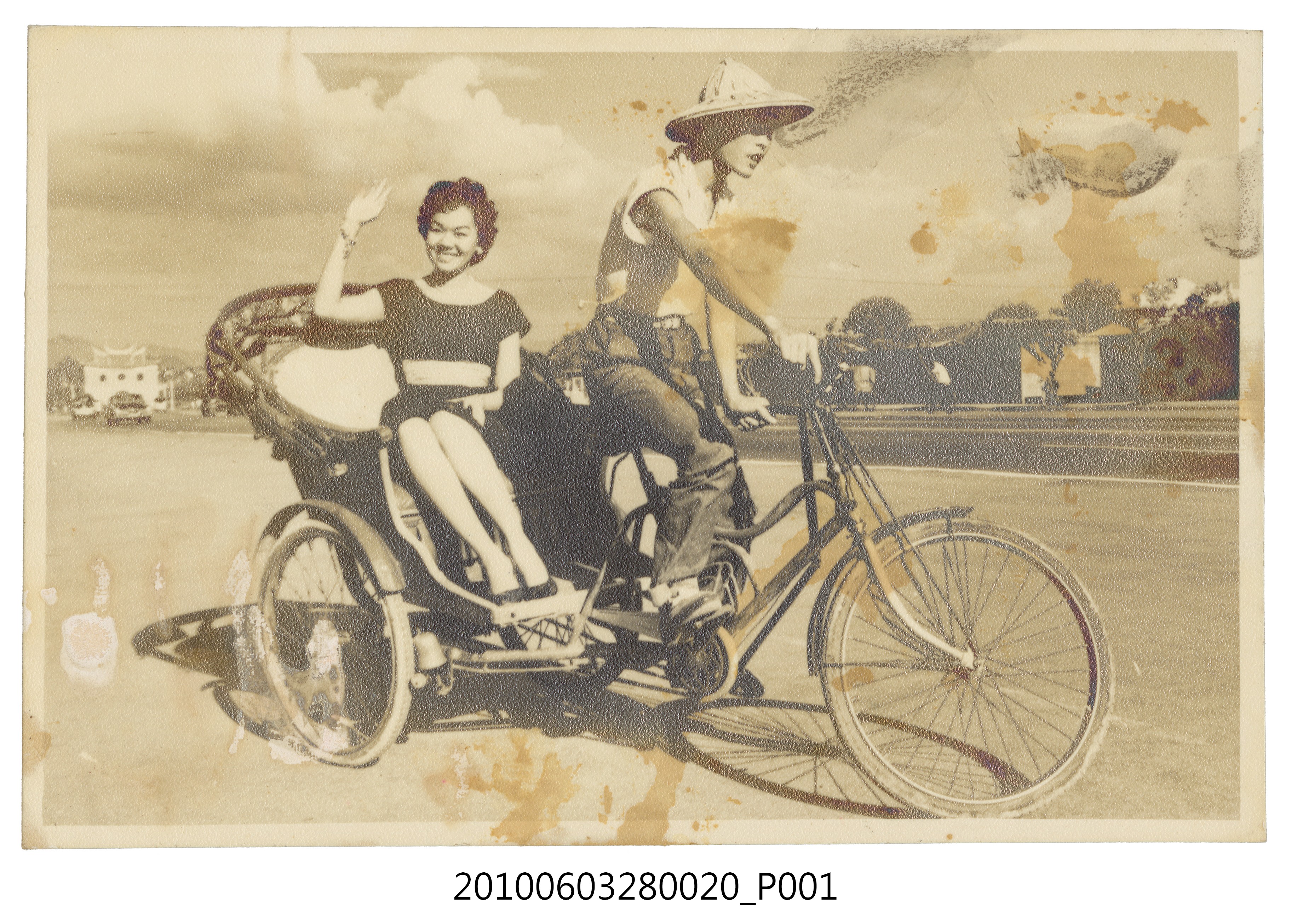 女子乘坐三輪車照 (共2張)