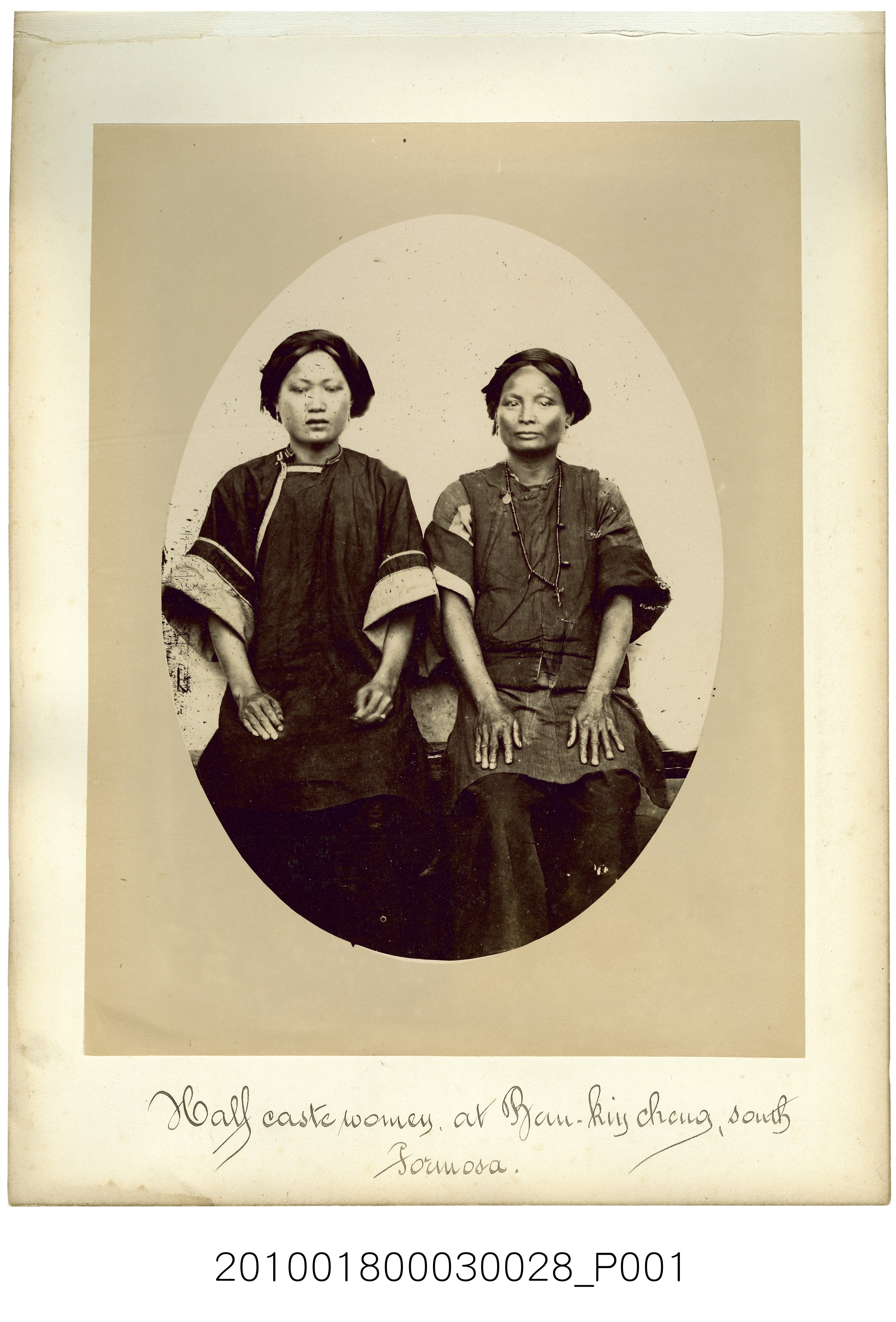 福爾摩沙南部萬金庄的混血婦女 (共2張)
