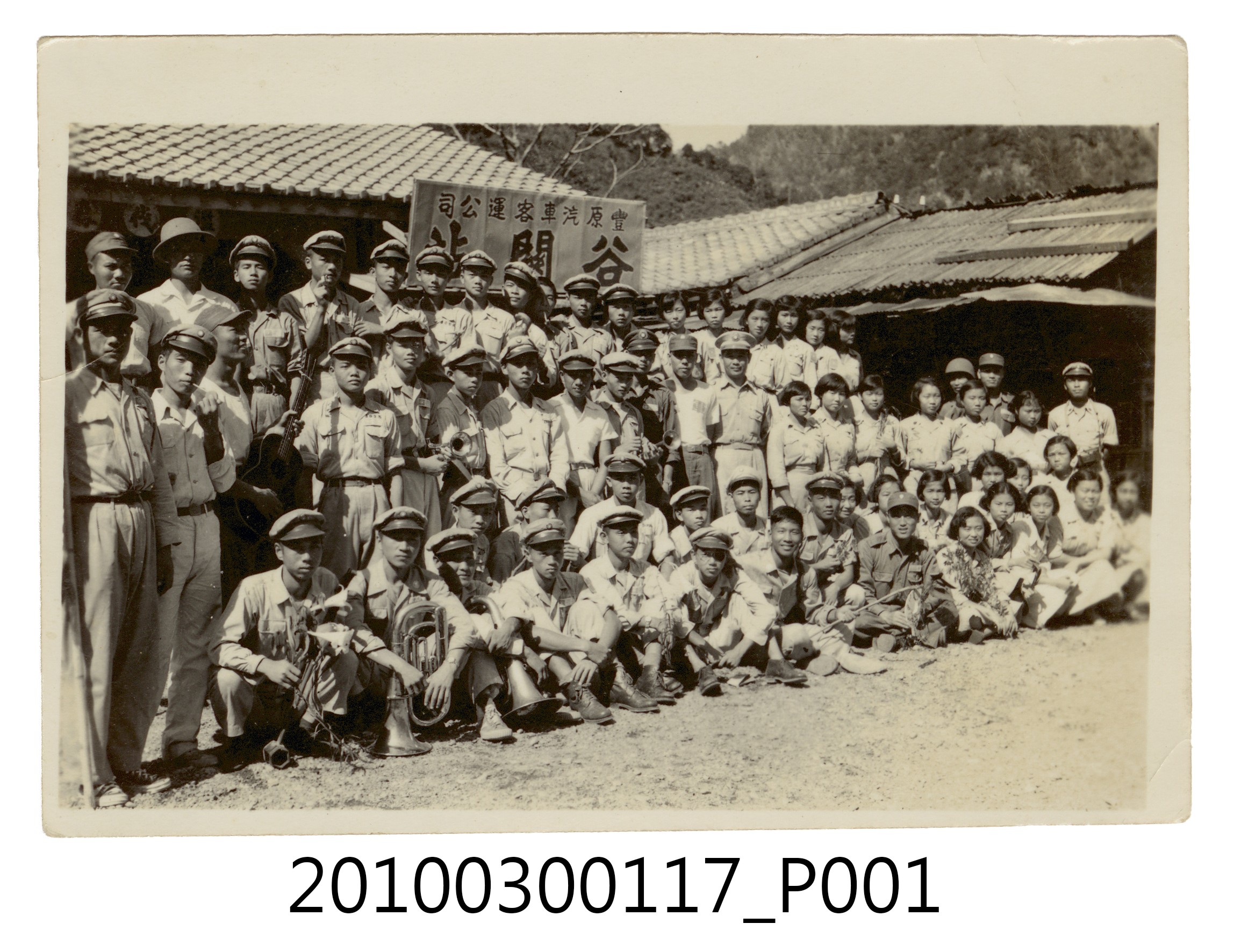 學生於豐原客運谷關站前合影 (共3張)