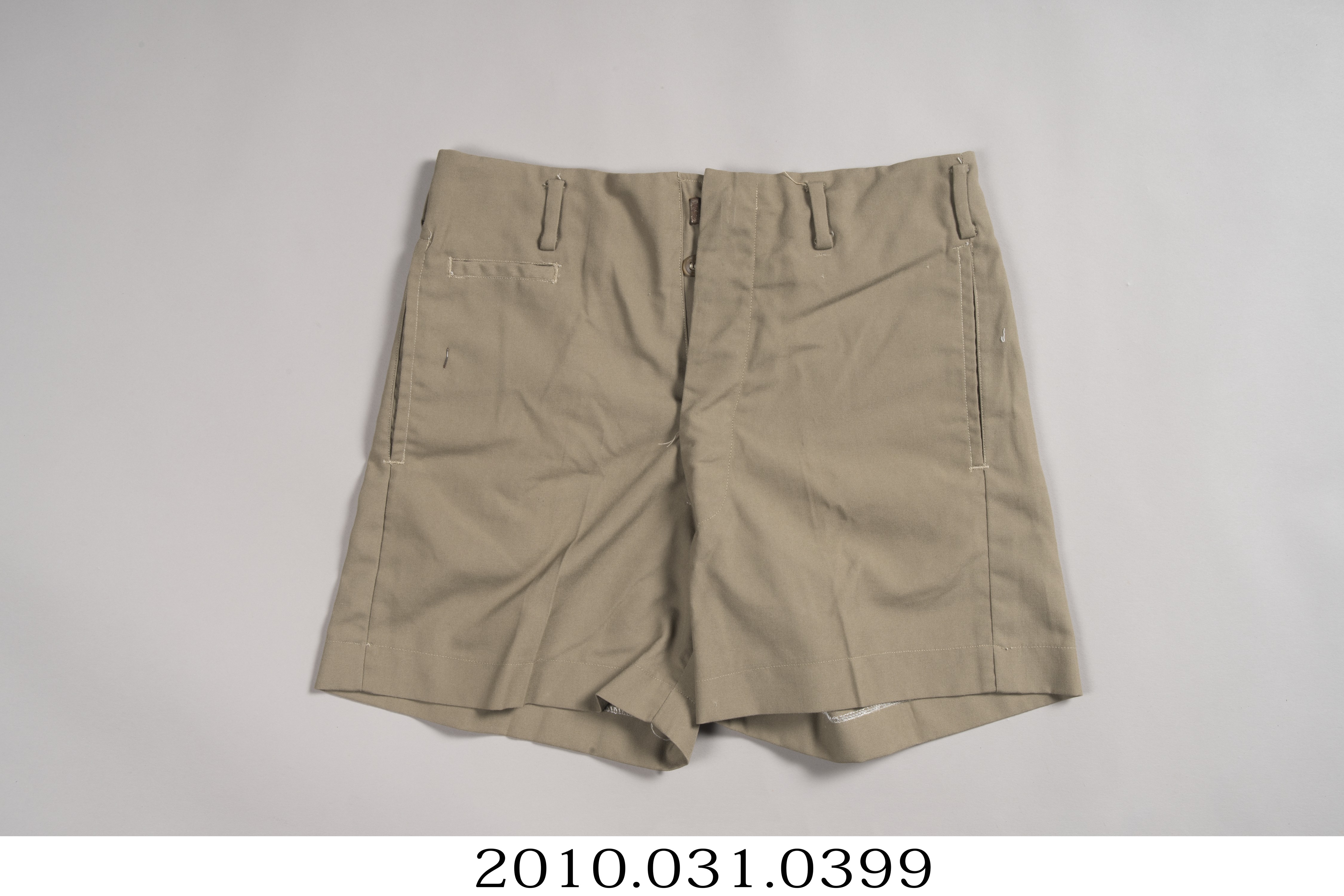 卡其色小學男童制服短褲 (共5張)