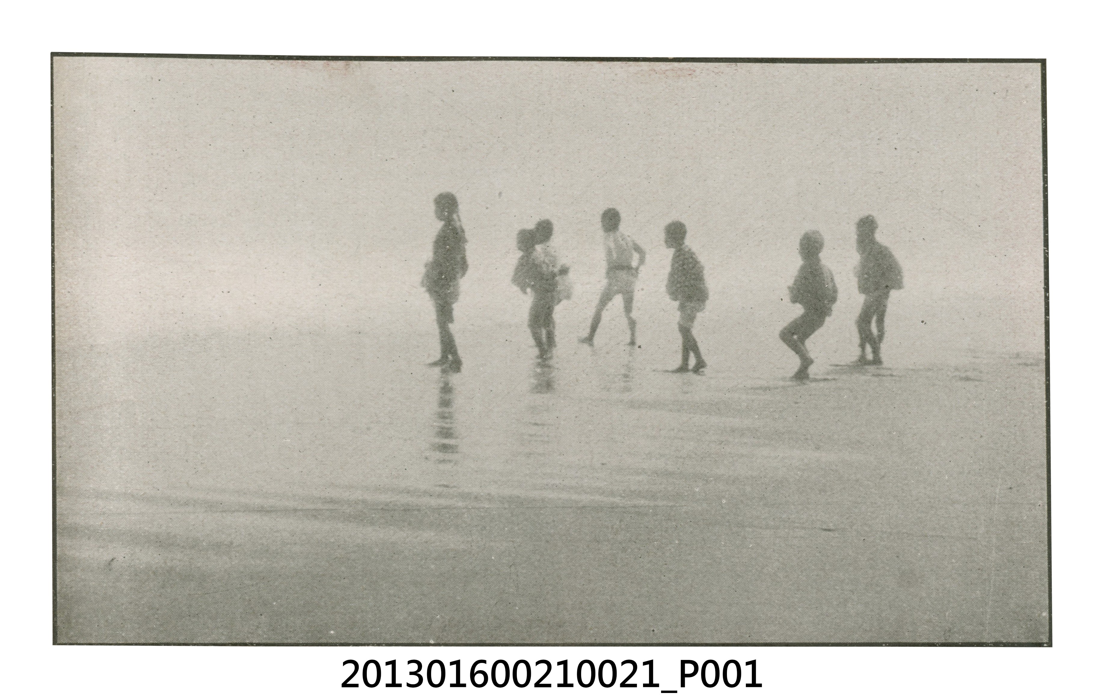 海邊孩童剪影剪報、陳崧波和友人三人照與陳崧波友人獨照3張 (共4張)