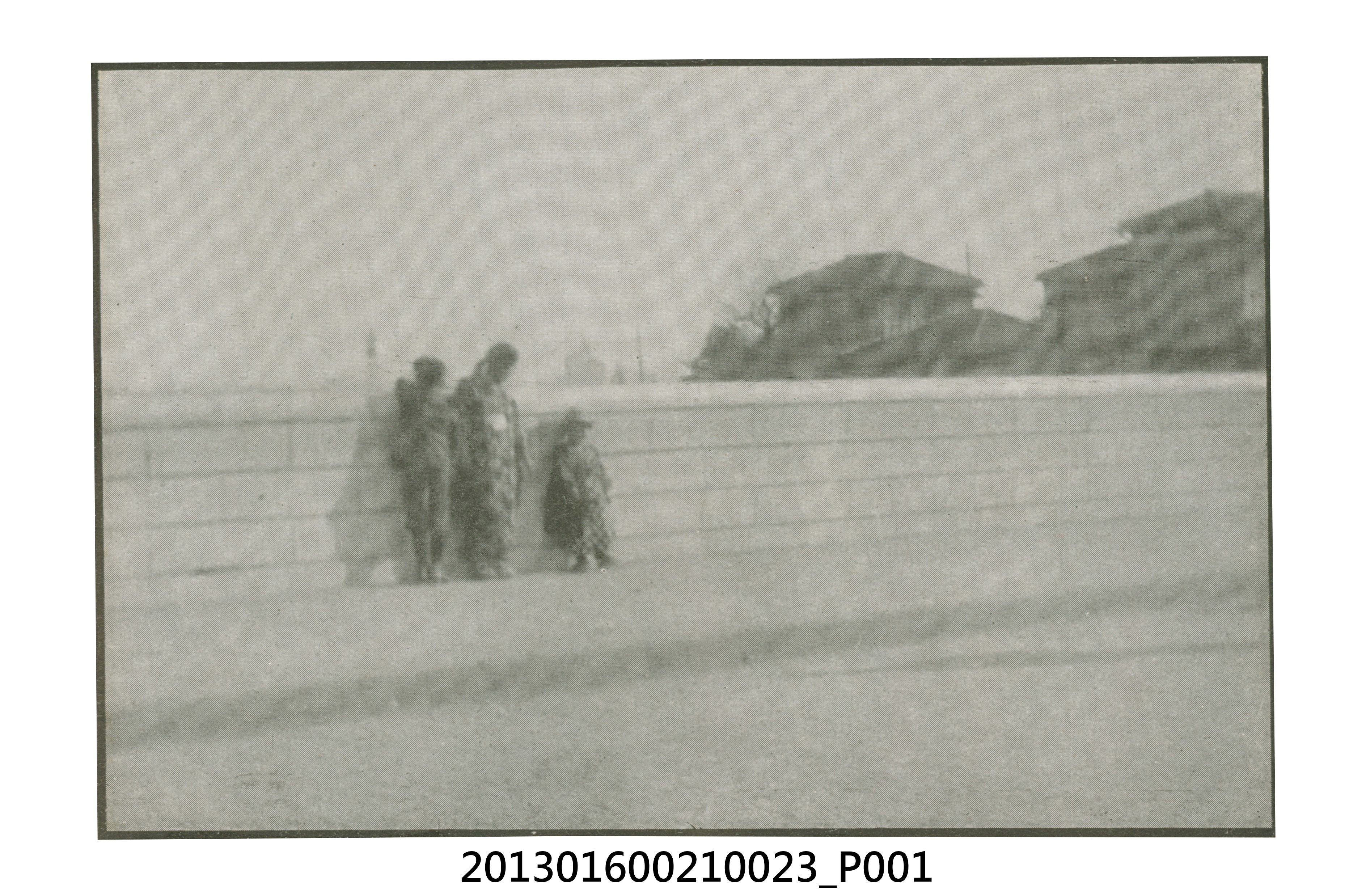 街景路邊剪報、第四屆亞洲女子健美中量級冠軍連桂乙剪報與湖邊竹筏風景照3張 (共4張)