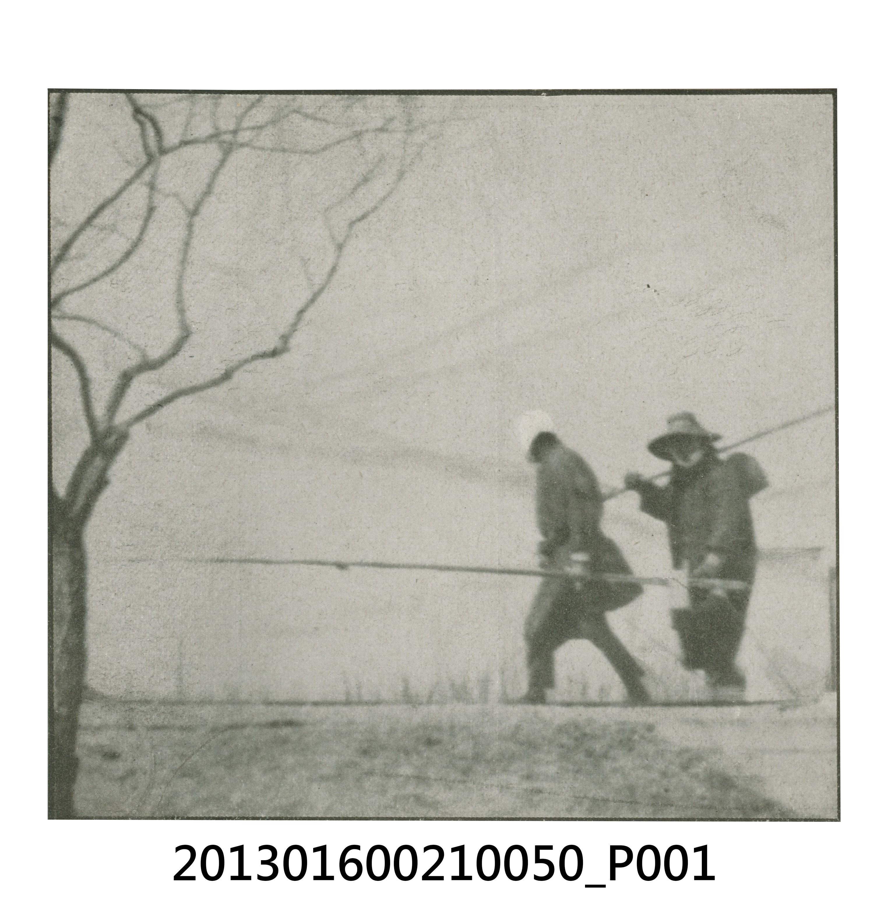 路人領魚竿行走剪報與中山堂士兵銅像前陳崧波和友人合照2張 (共3張)