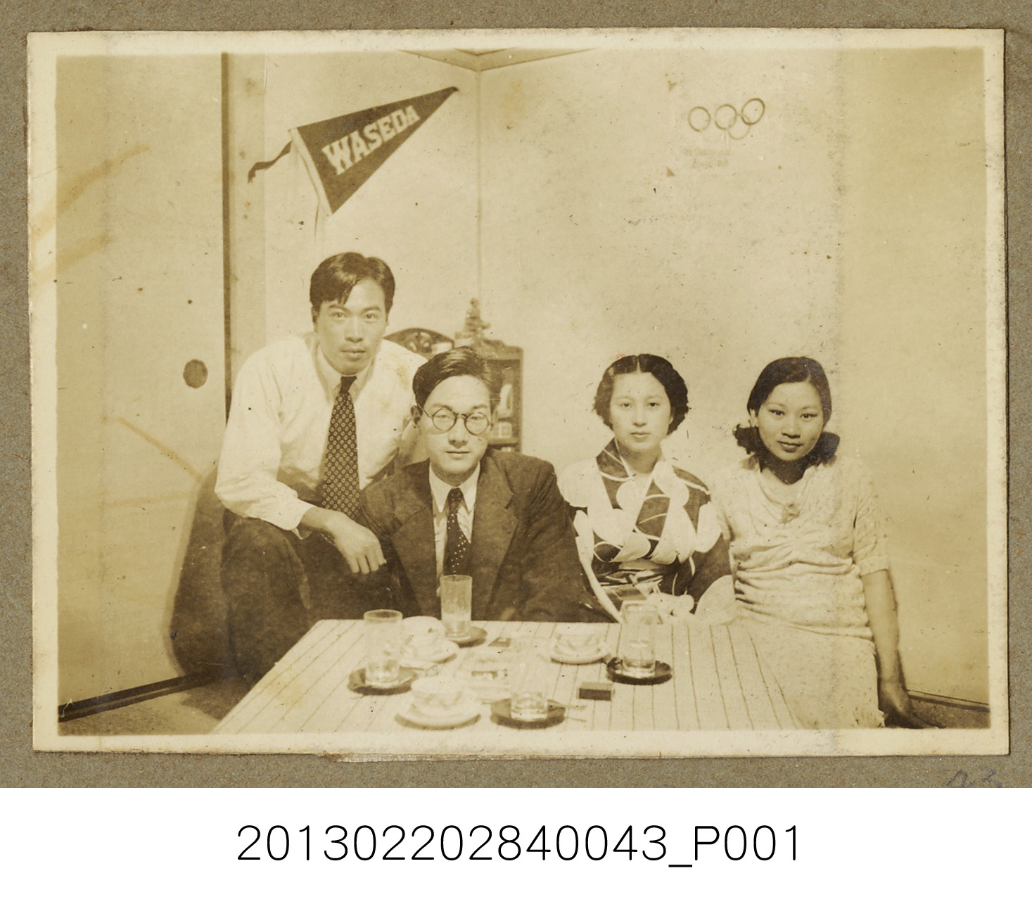張星賢夫婦等人合照 (共2張)