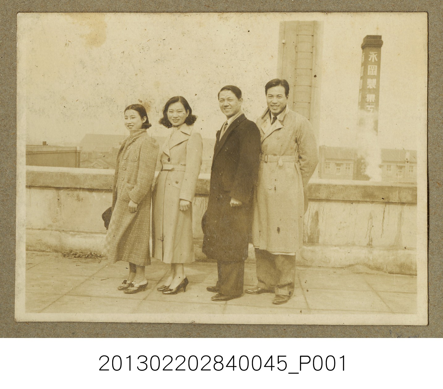 張星賢夫婦等人松島大廈頂樓合照3 (共2張)