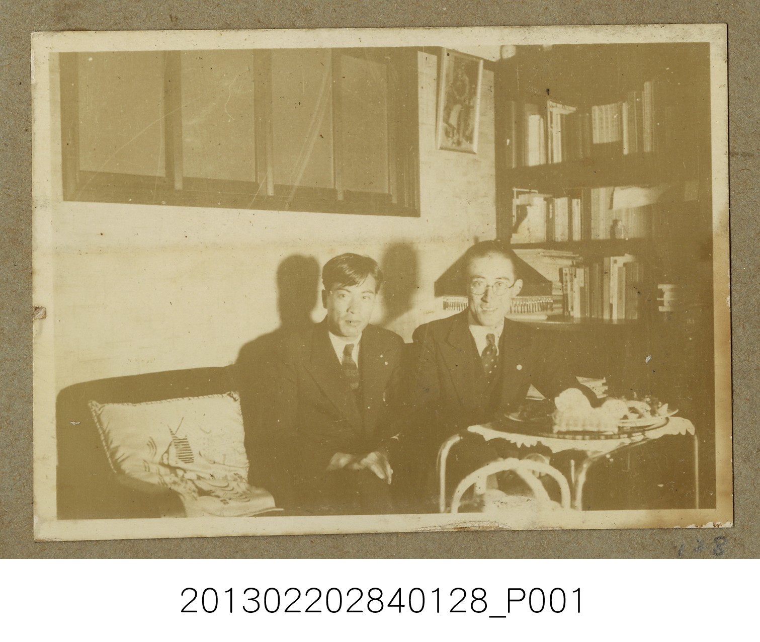 張星賢與男子合照 (共2張)