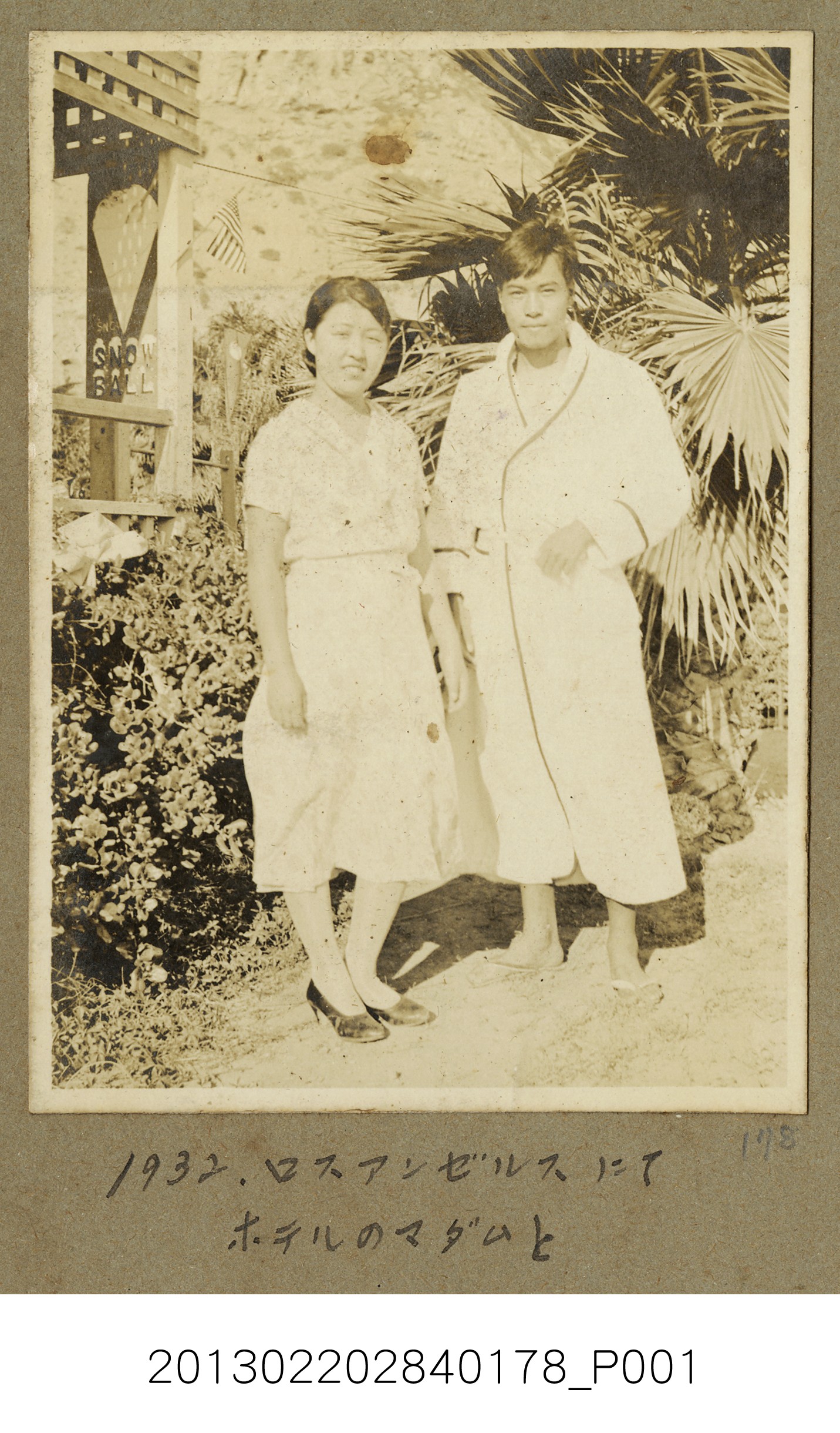1932年洛杉磯張星賢與旅館女主人合照 (共2張)