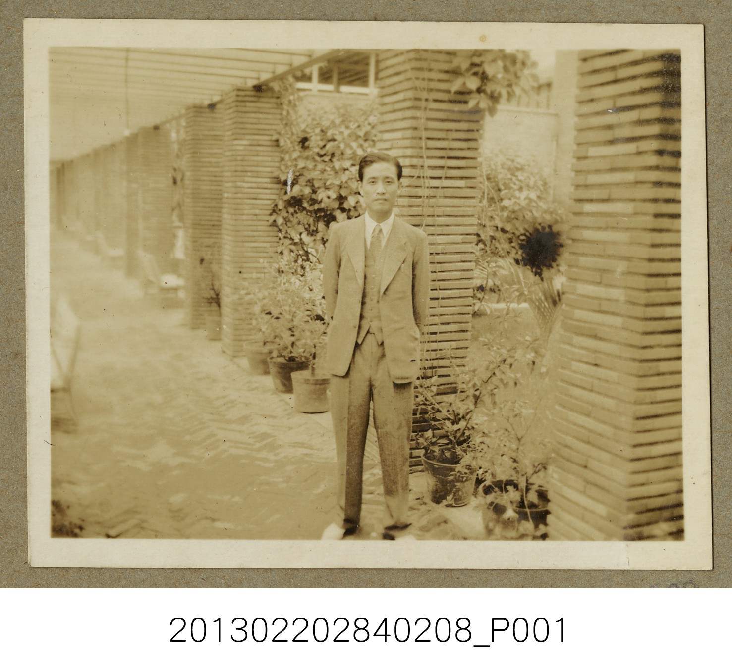 男子獨照 (共2張)