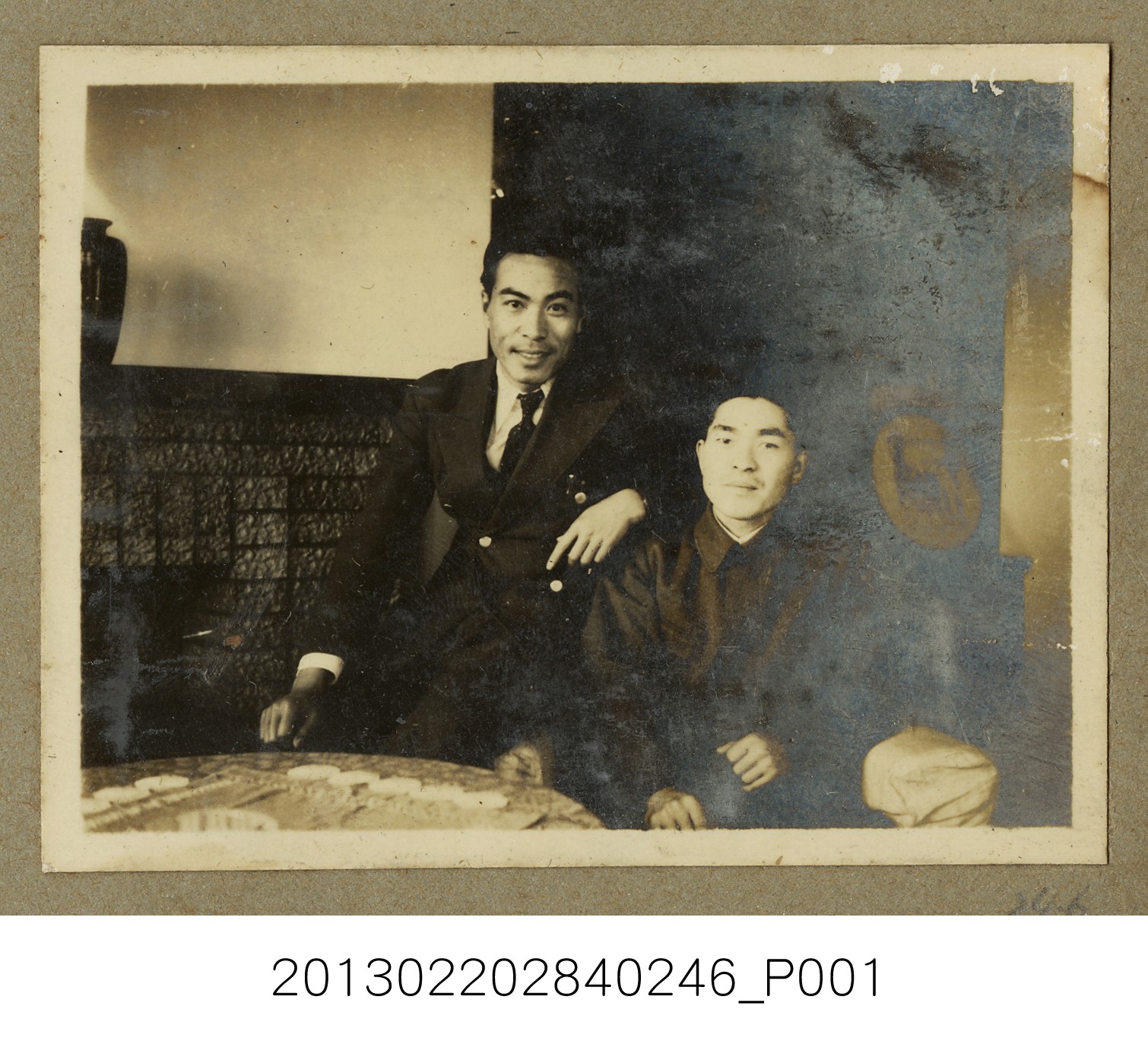 張星賢與男子合照 (共2張)