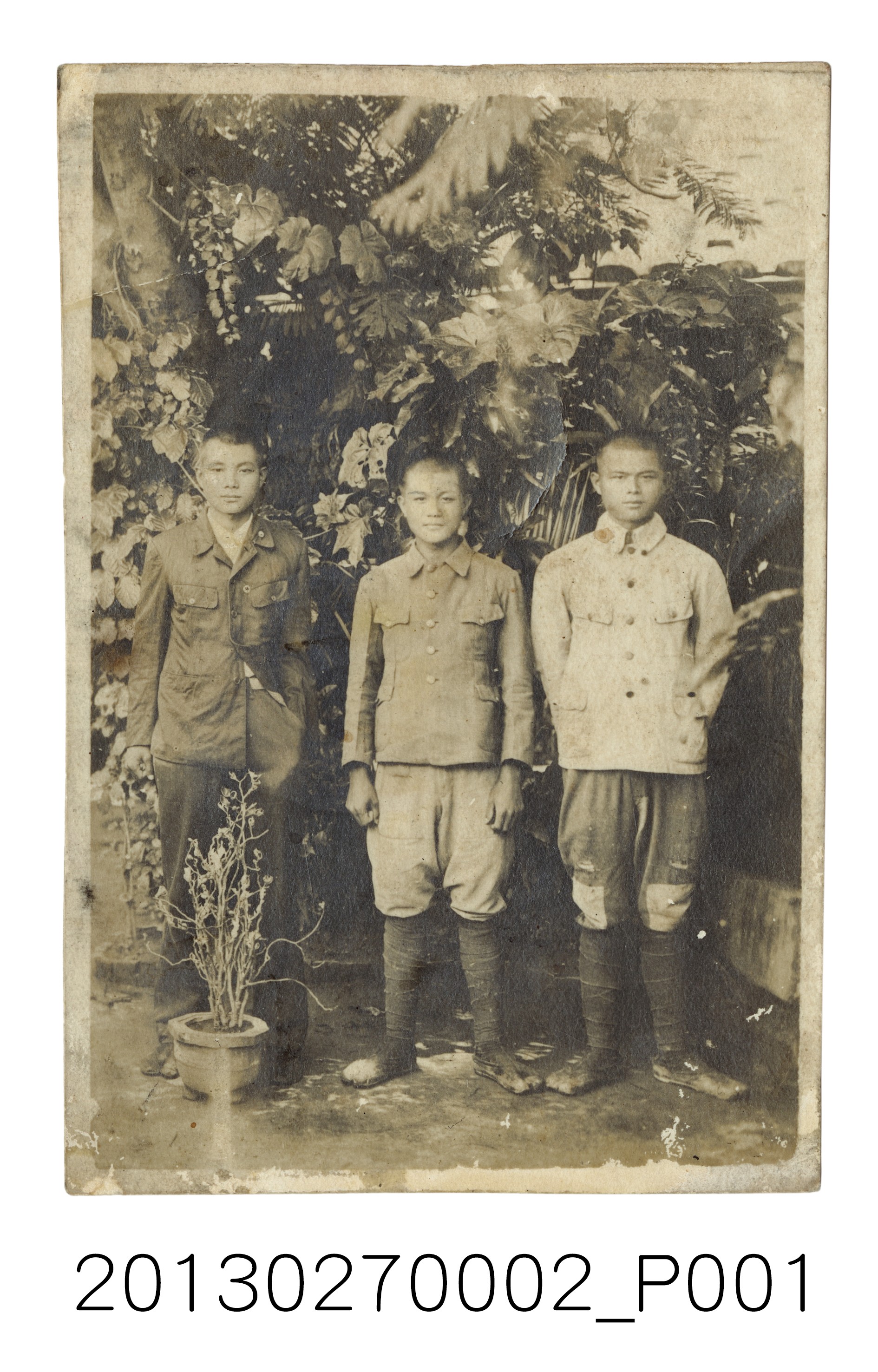 1944年間在高雄海軍服役的滿州鄉青年林清春與兩位同鄉入伍時合照 (共3張)
