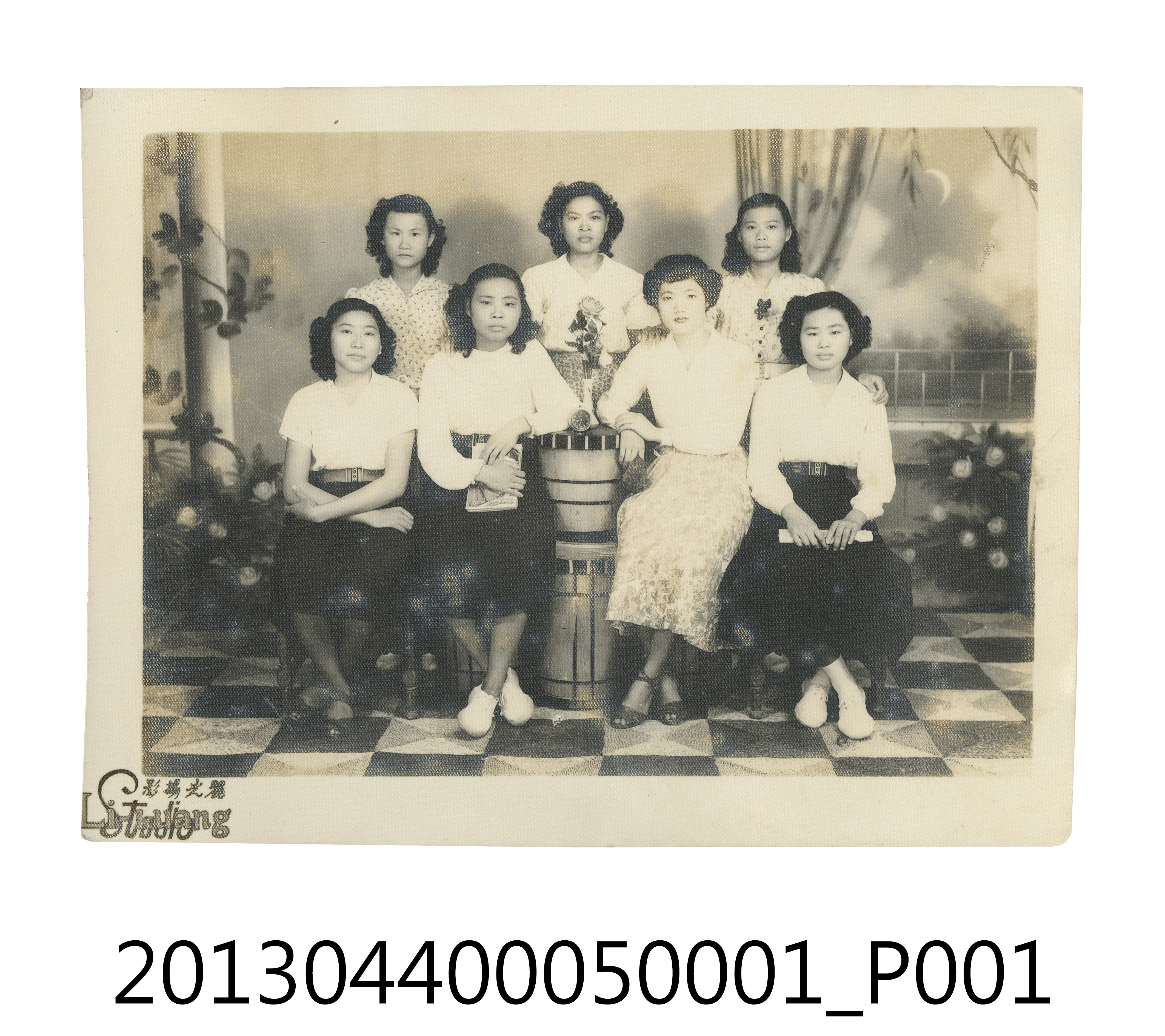 江先女與六名女子合照 (共2張)