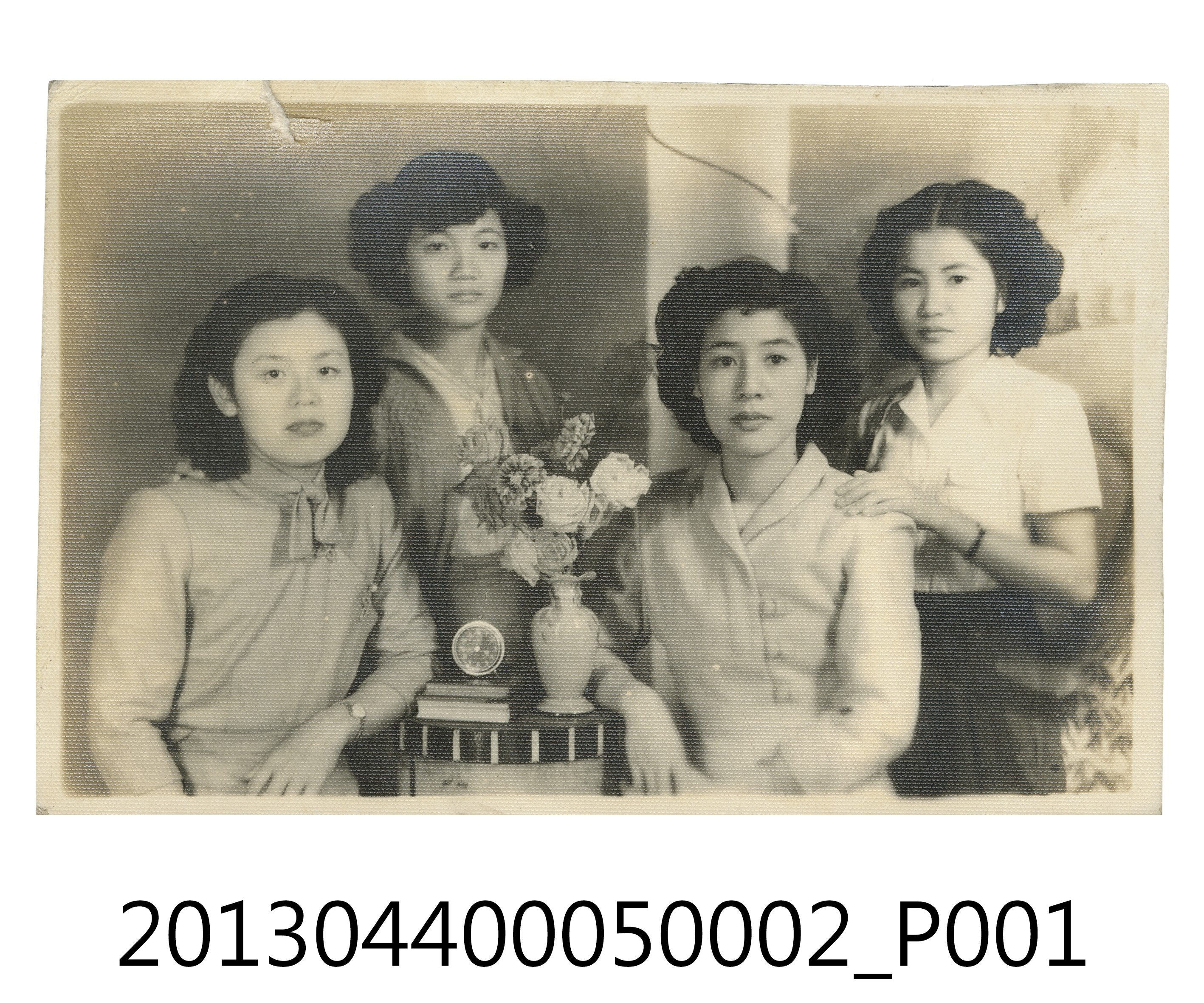江先女與三名女子合照 (共2張)