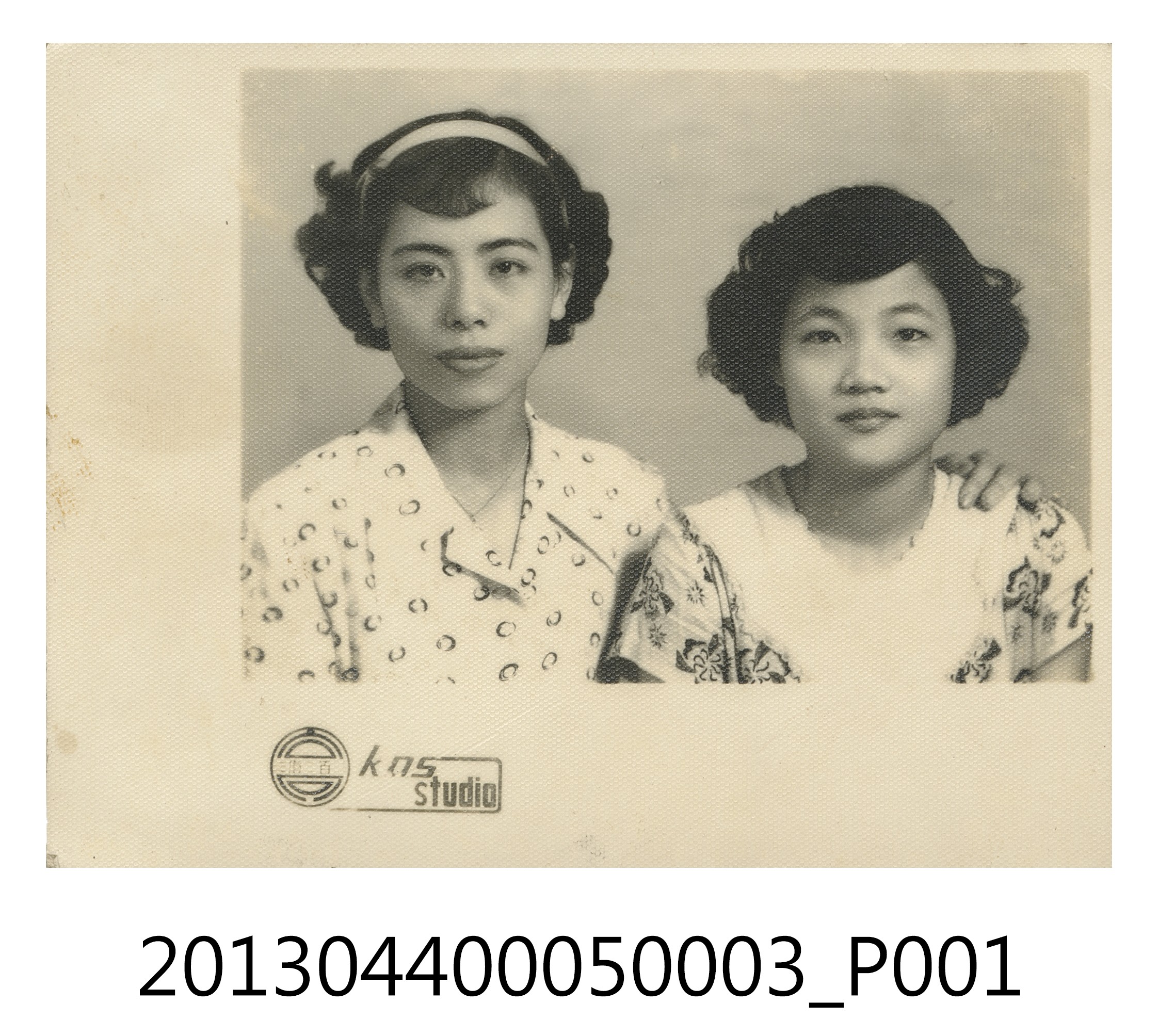 江先女與一名女子合照 (共2張)