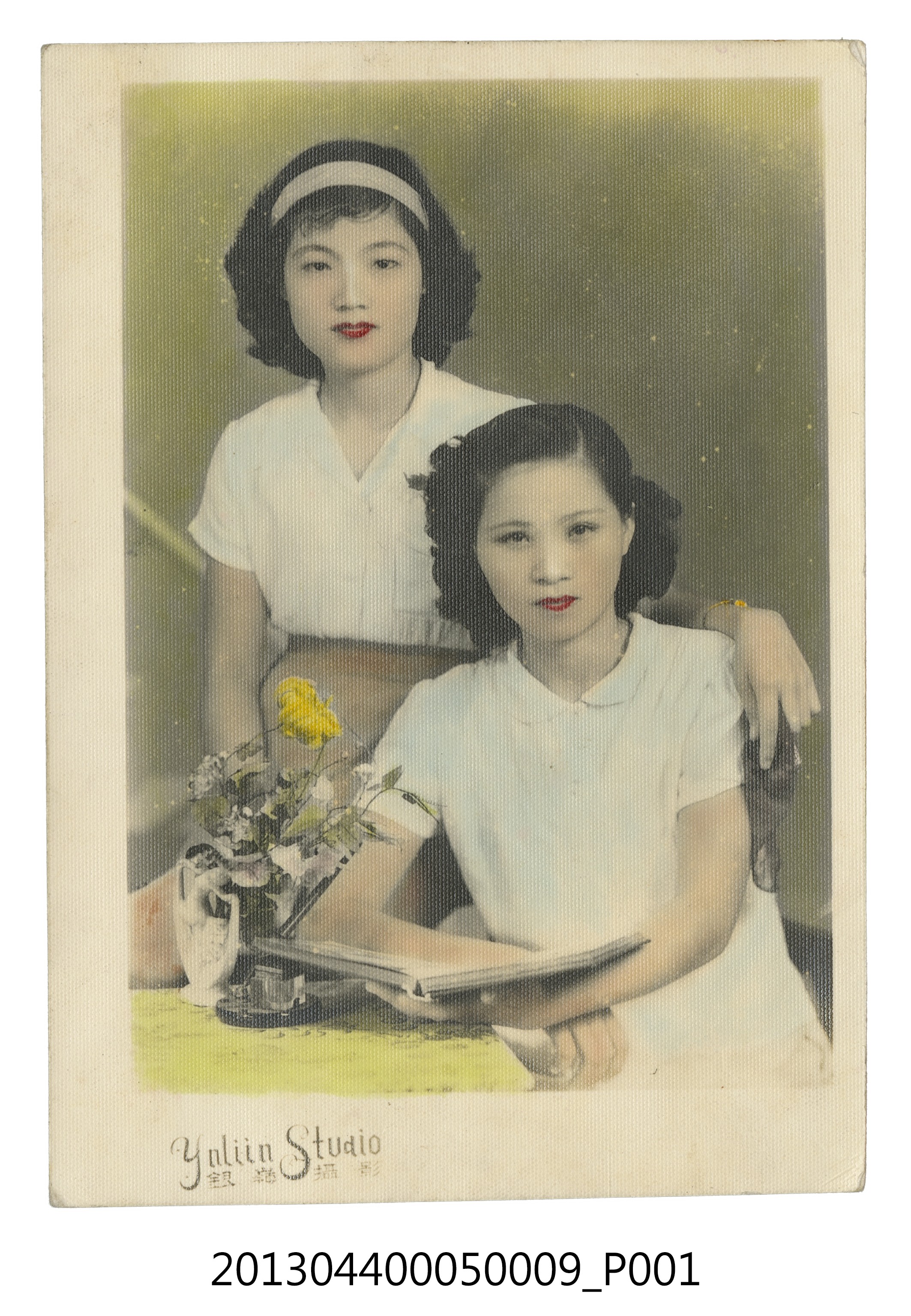 江先女與一名女子合照 (共2張)