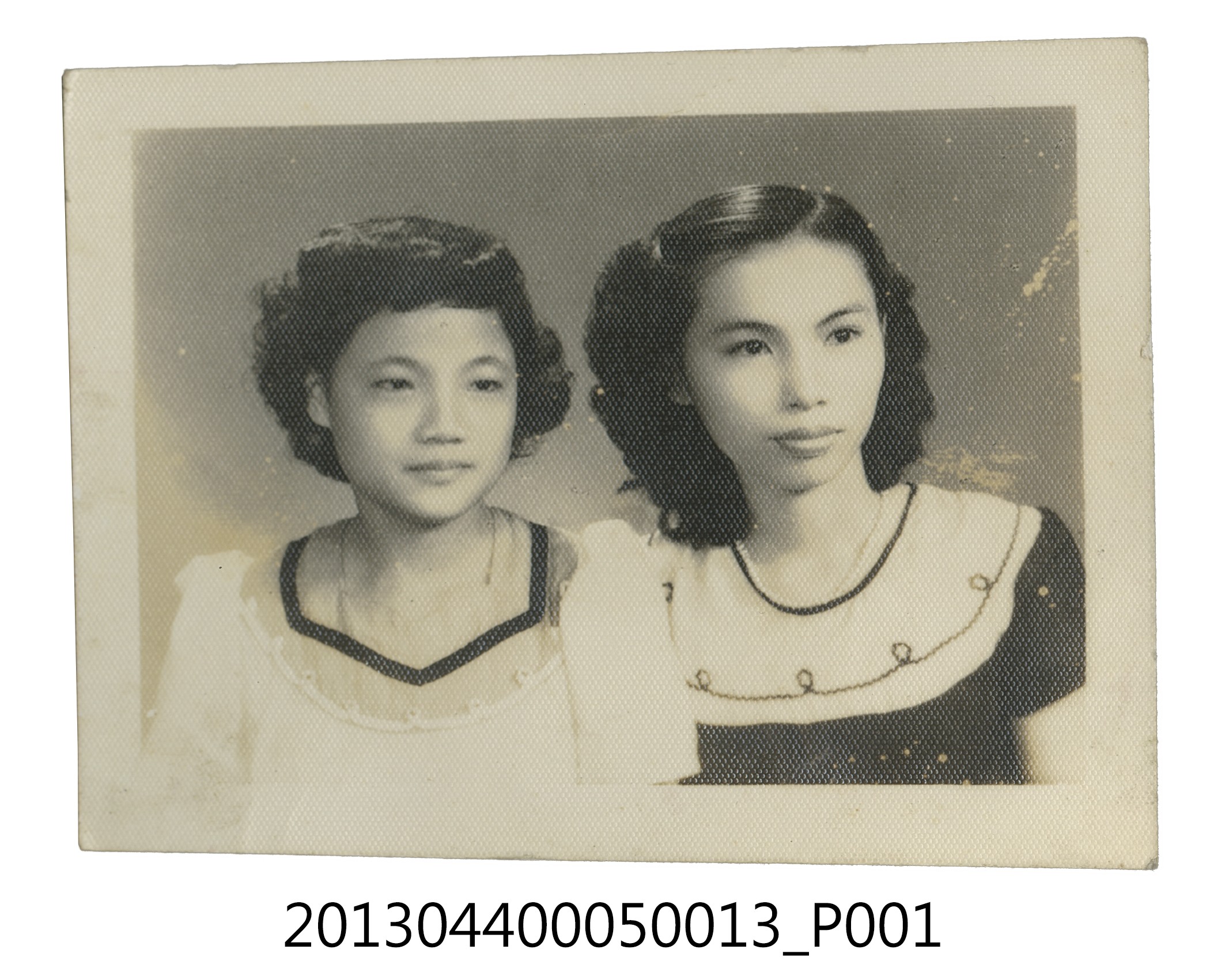 江先女與一名女子合照 (共2張)