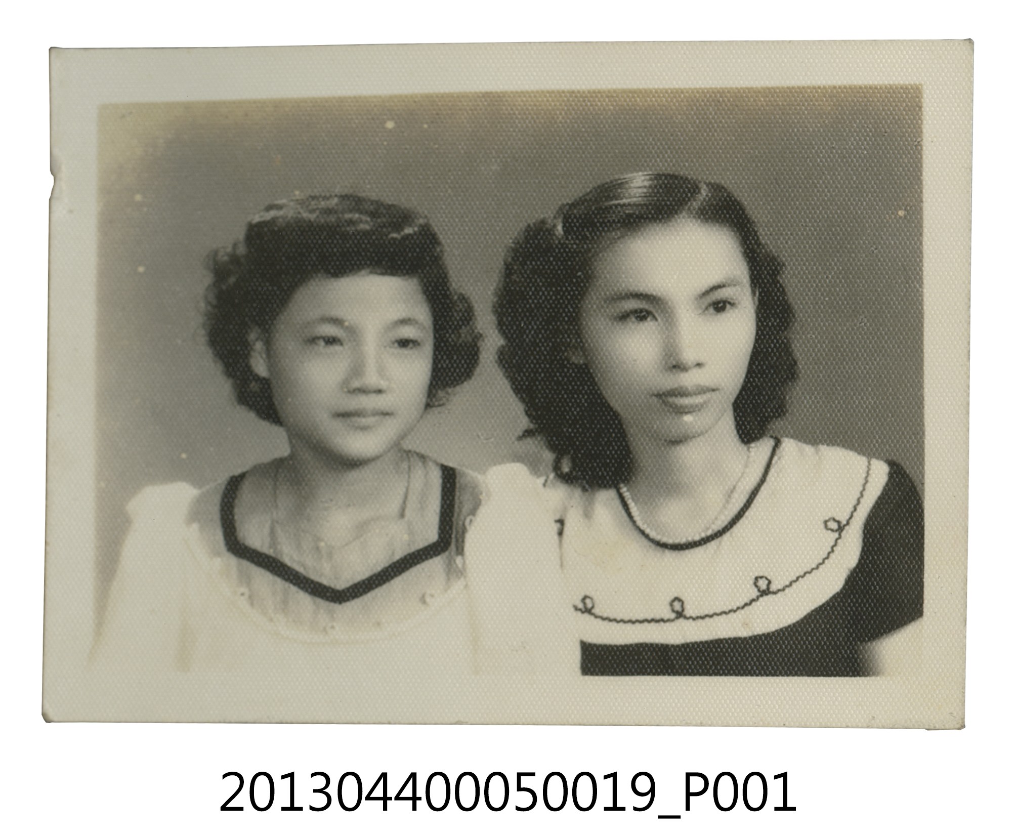 江先女與一名女子合照 (共2張)