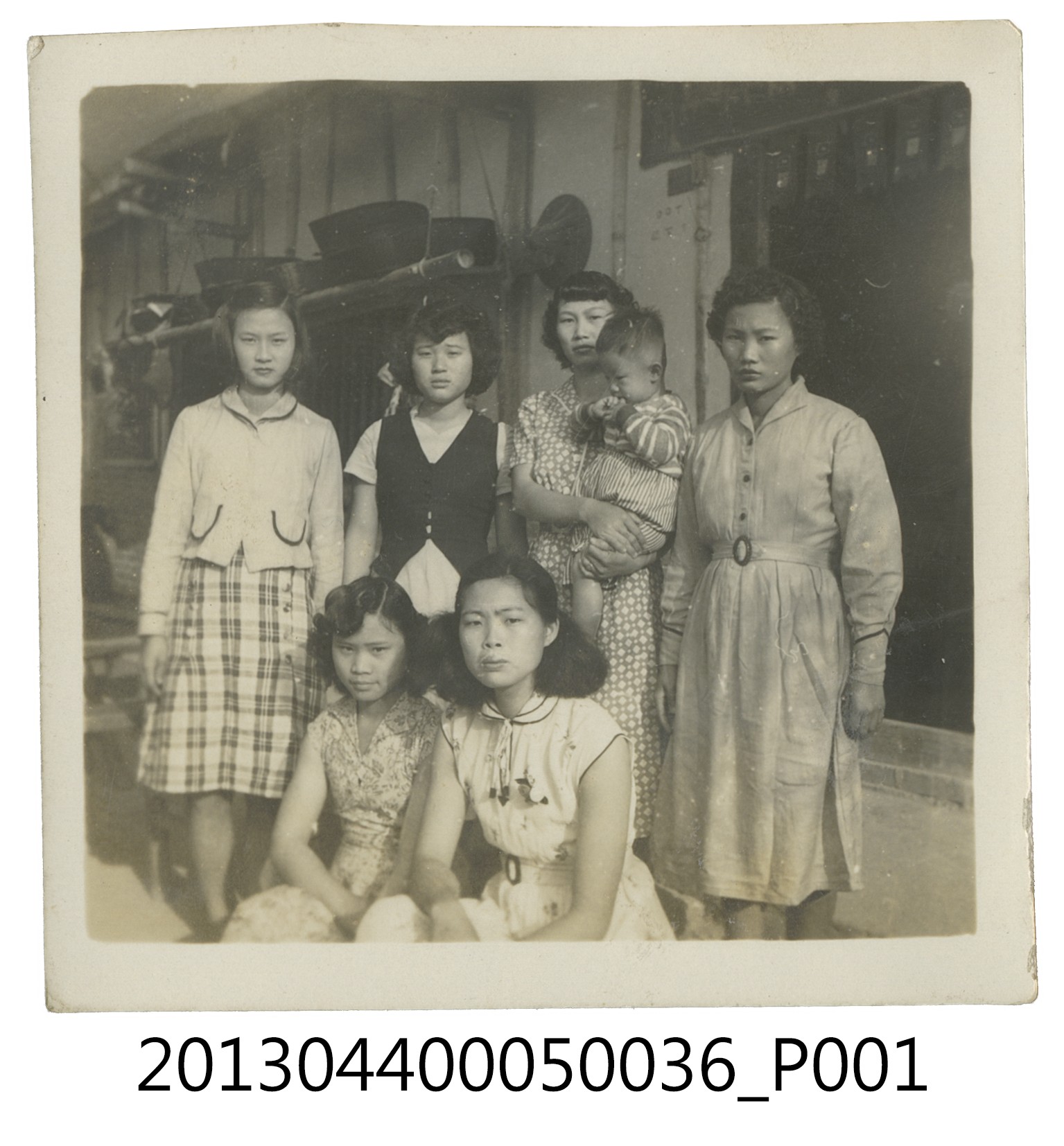 六名女子與一名男童合照 (共2張)