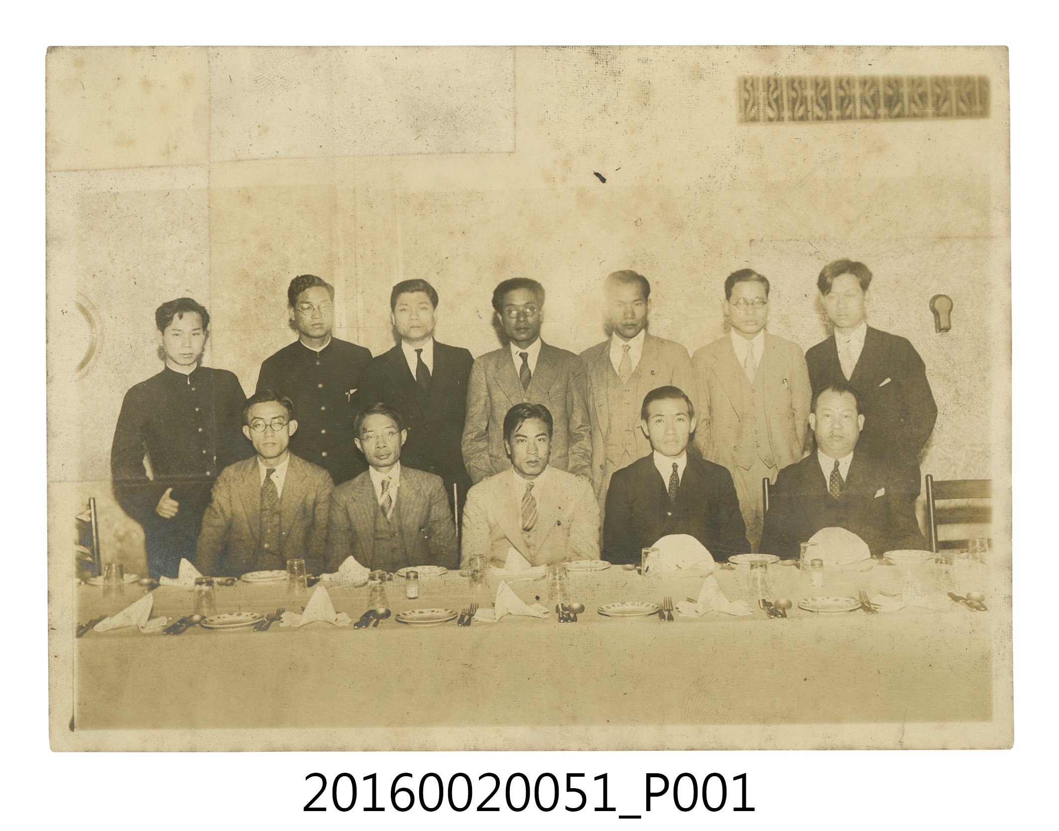 張星賢任職滿鐵時期代表滿州隊回台參加首屆「三外地對抗賽」與吳三連等人於歡送會合照 (共4張)