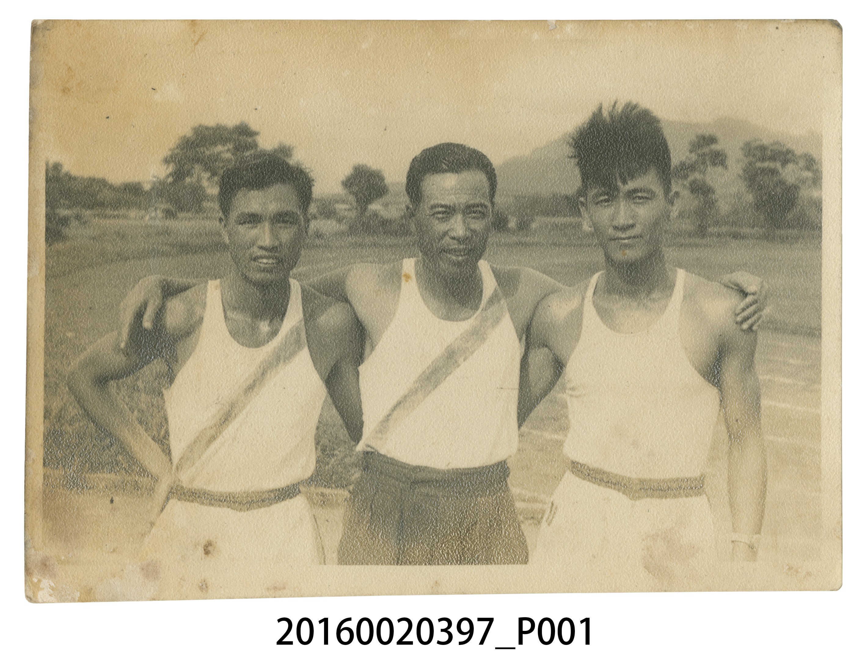 張星賢與陳英郎等人於運動場合照 (共3張)