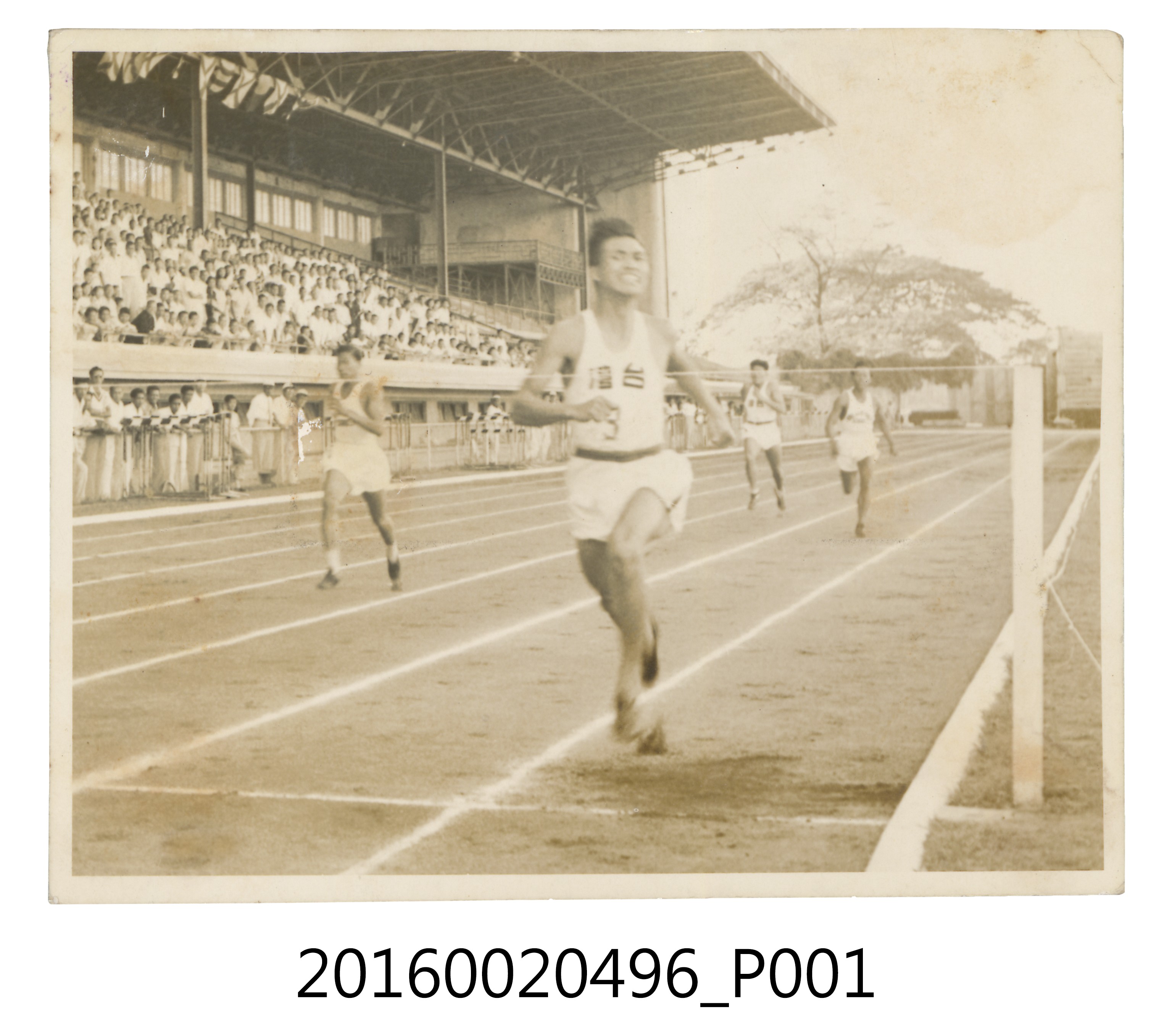 台灣田徑代表隊陳英郎選手遠征菲律賓勇奪四百公尺競賽冠軍衝線照片 (共3張)