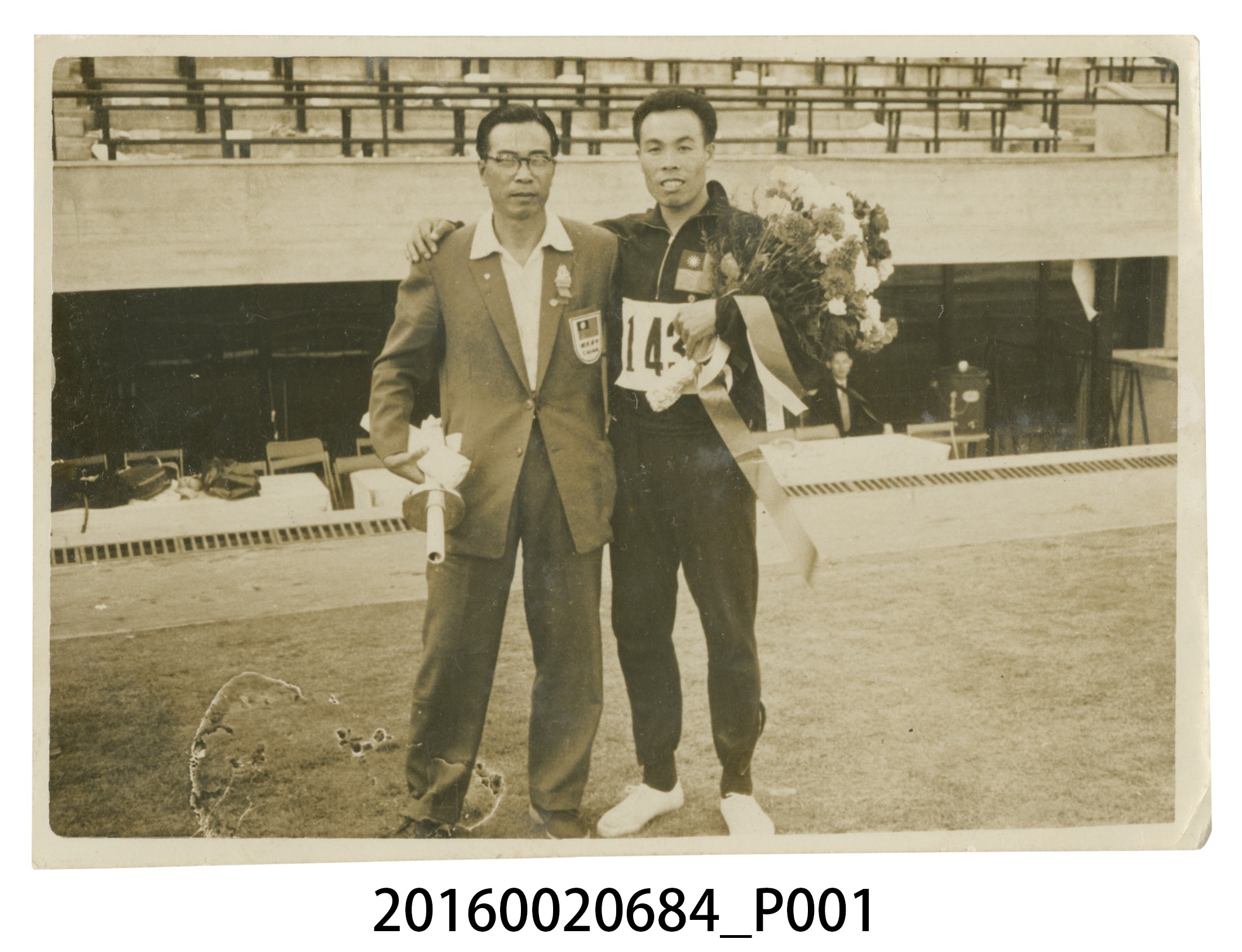 張星賢擔任台灣代表隊副總領隊參加「第三屆東京亞運」與林德生選手於會場合照 (共3張)