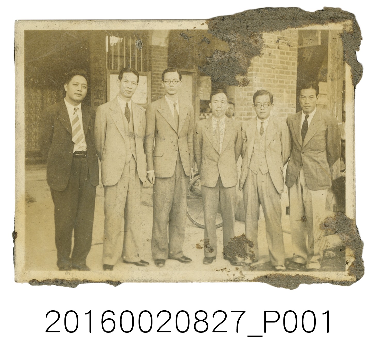 張星賢與堂兄張星建等人於新民報台中分社前合照 (共4張)